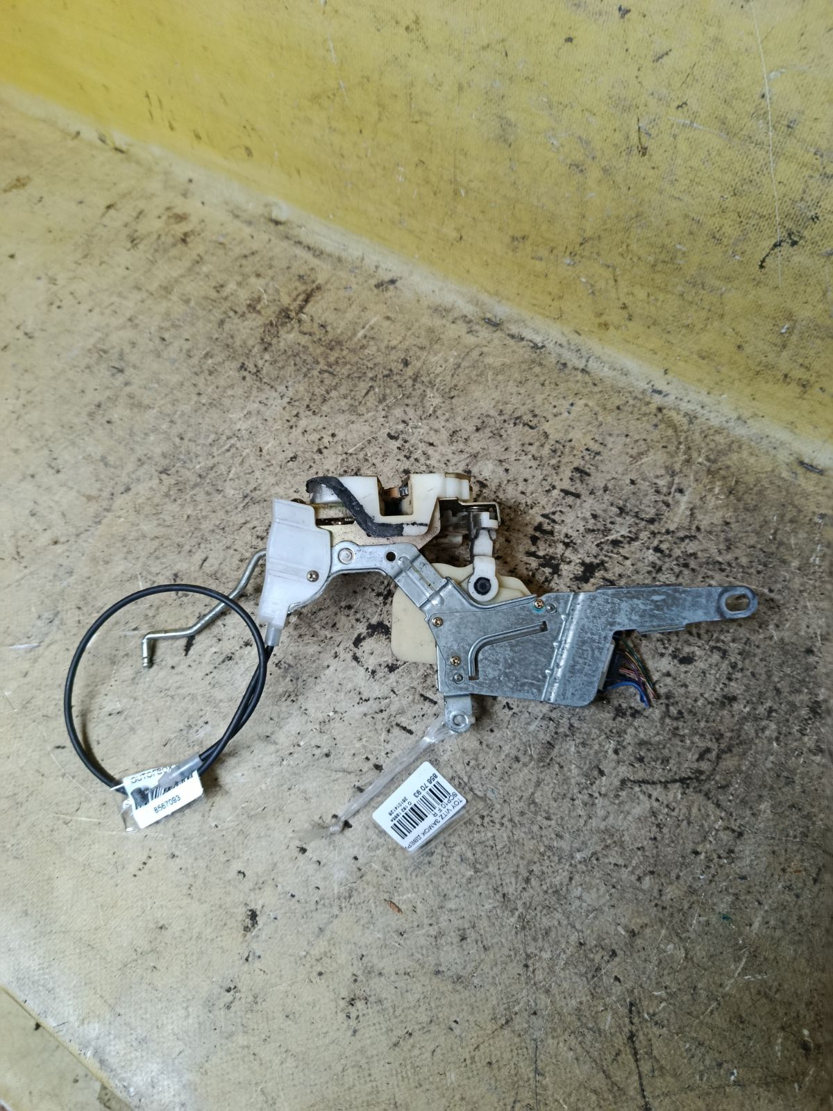 Замок двери на Toyota Vitz SCP10 Фото 2