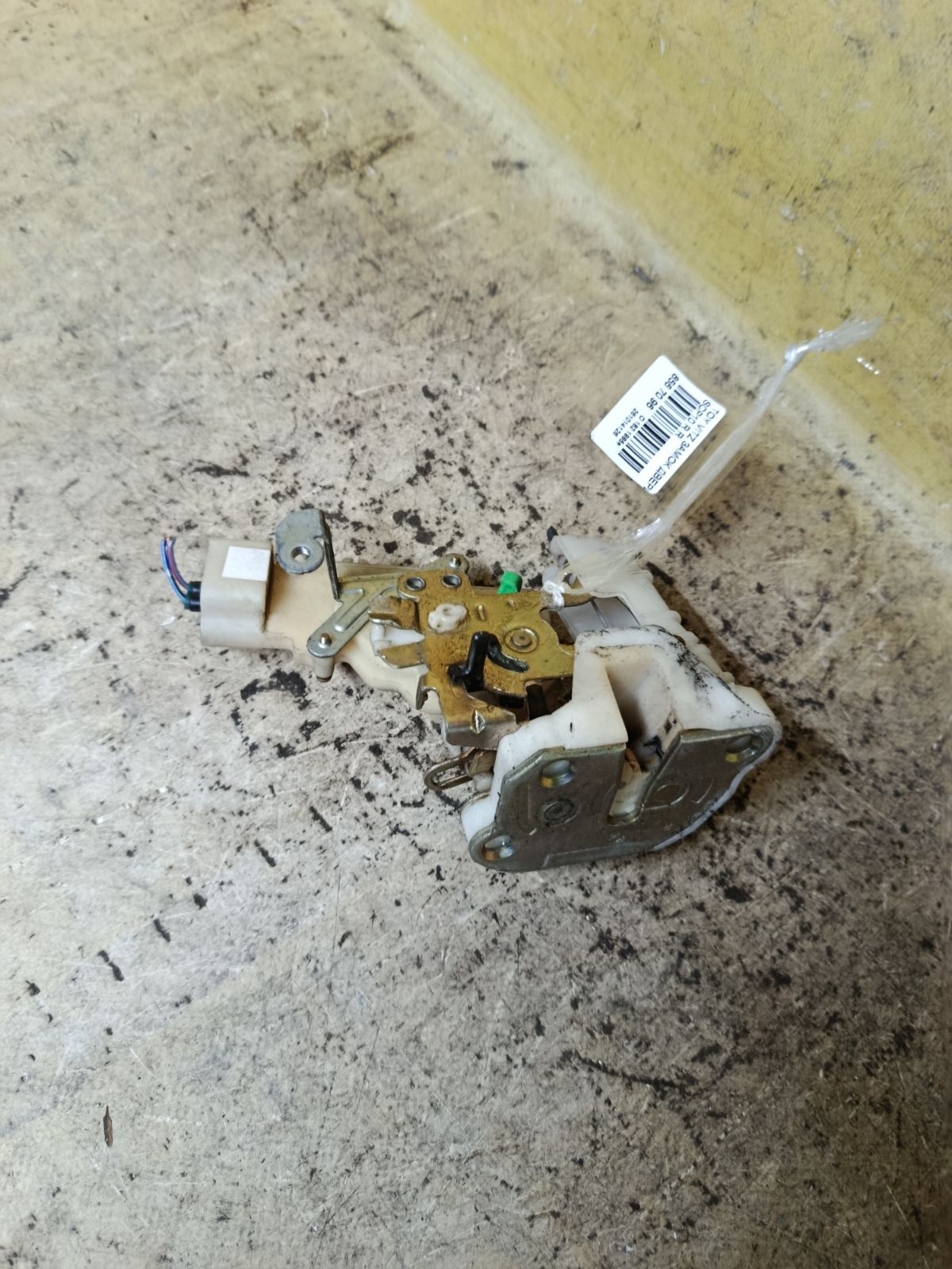 Замок двери на Toyota Vitz SCP10 Фото 1