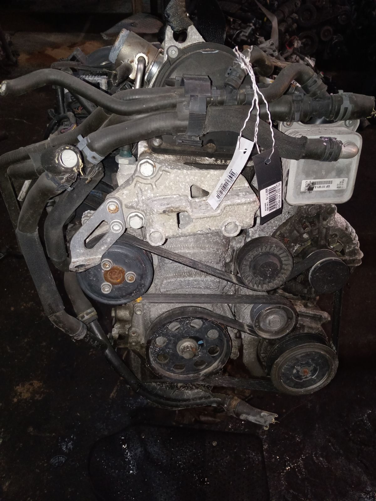 Двигатель на Volkswagen Golf 1KZ CBZ Фото 1
