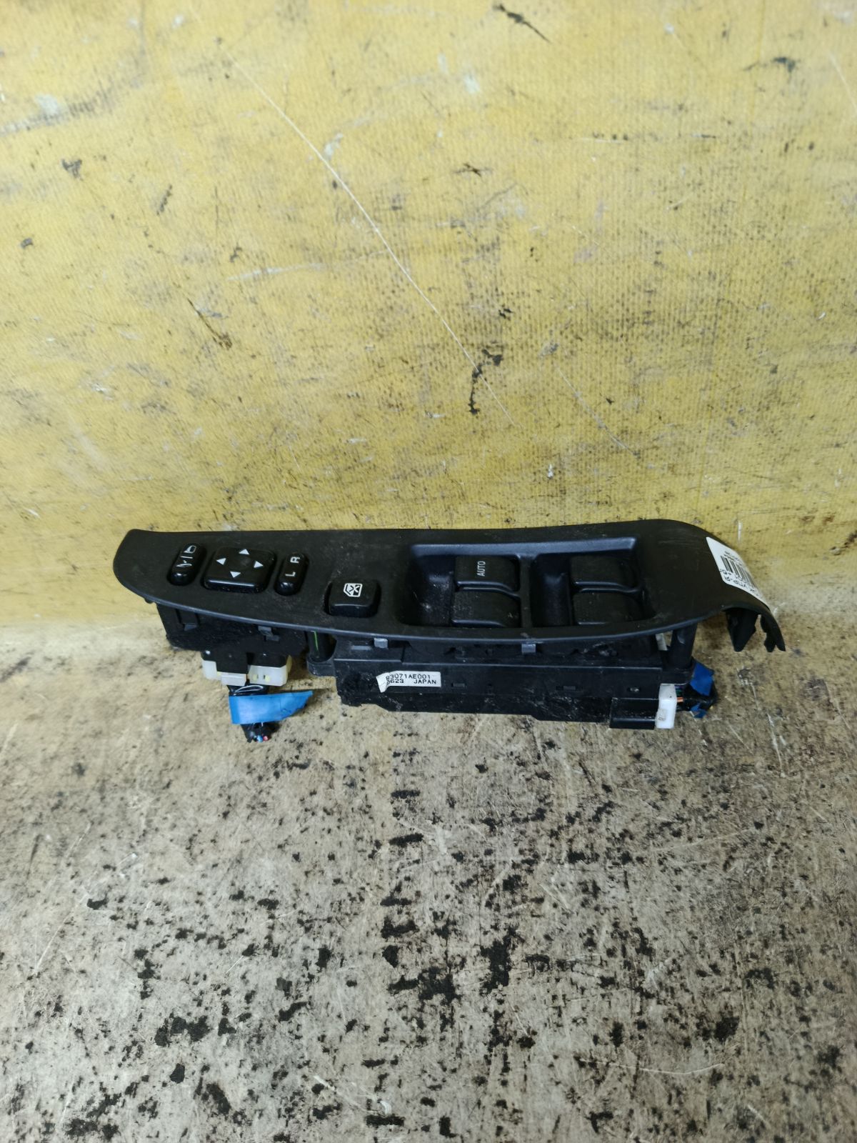 Блок упр-я стеклоподъемниками 83071AE001 на Subaru Legacy Wagon BH5 Фото 1