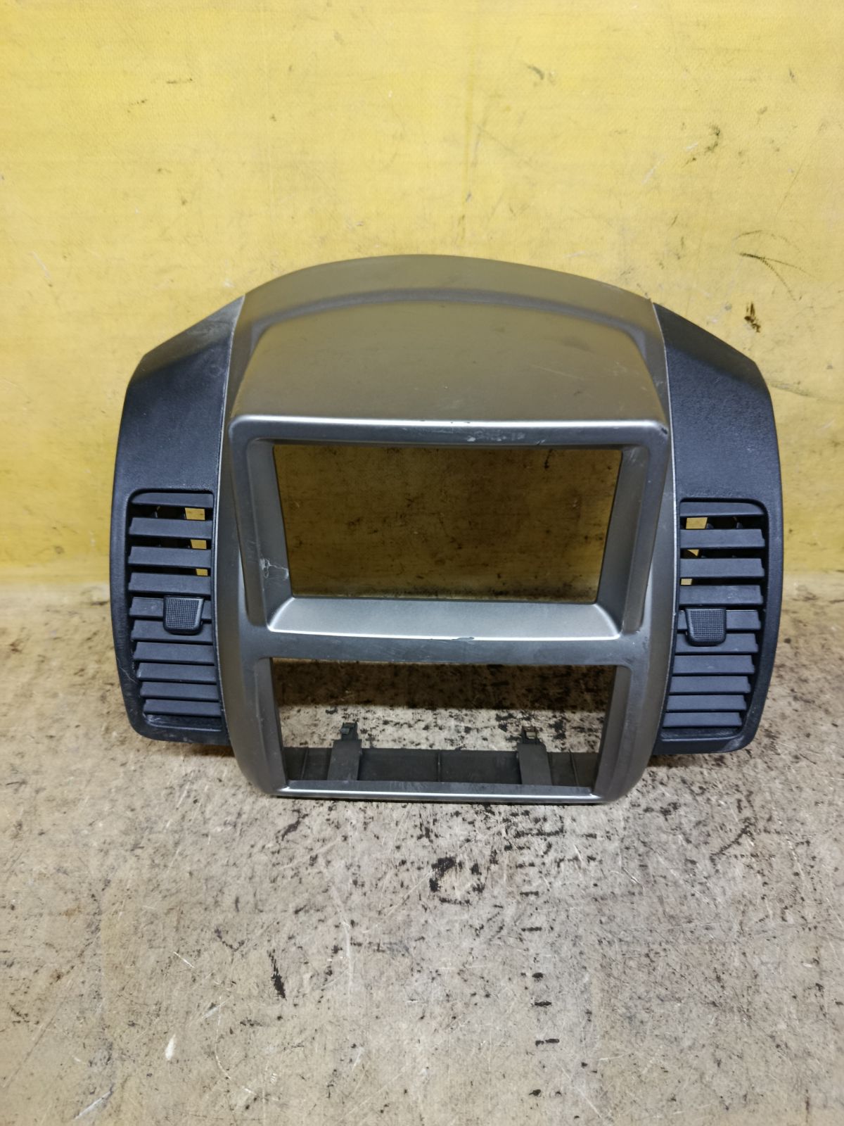 Консоль магнитофона 68260-1U610 на Nissan Note E11 Фото 1