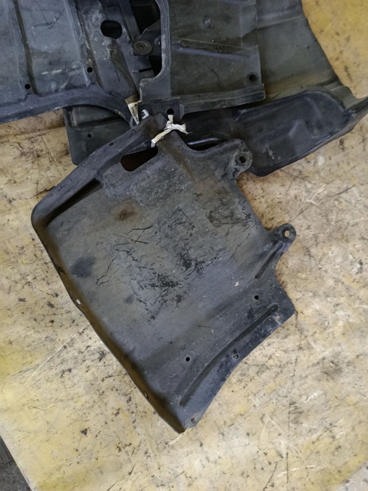 Защита двигателя MR539599, MR434776 на Mitsubishi Lancer Cedia Wagon CS5W 4G93 Фото 3