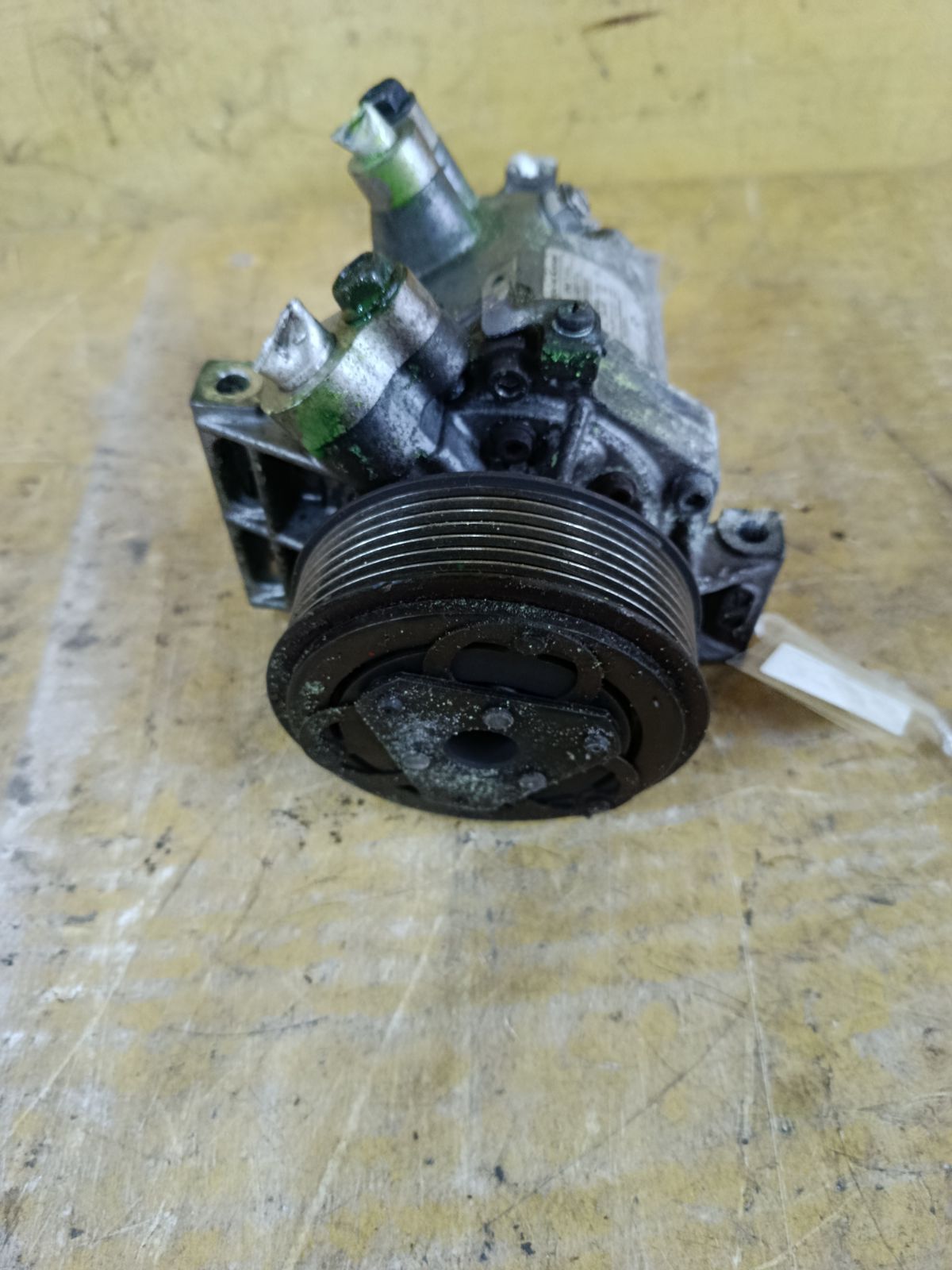Компрессор кондиционера 92600-3VB0A на Nissan Note NE12 HR12DE Фото 3