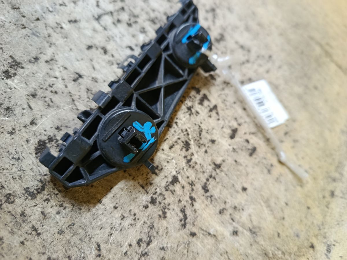 Крепление бампера 62224-3VA0A, 62224-3VA0B на Nissan Note NE12 Фото 3