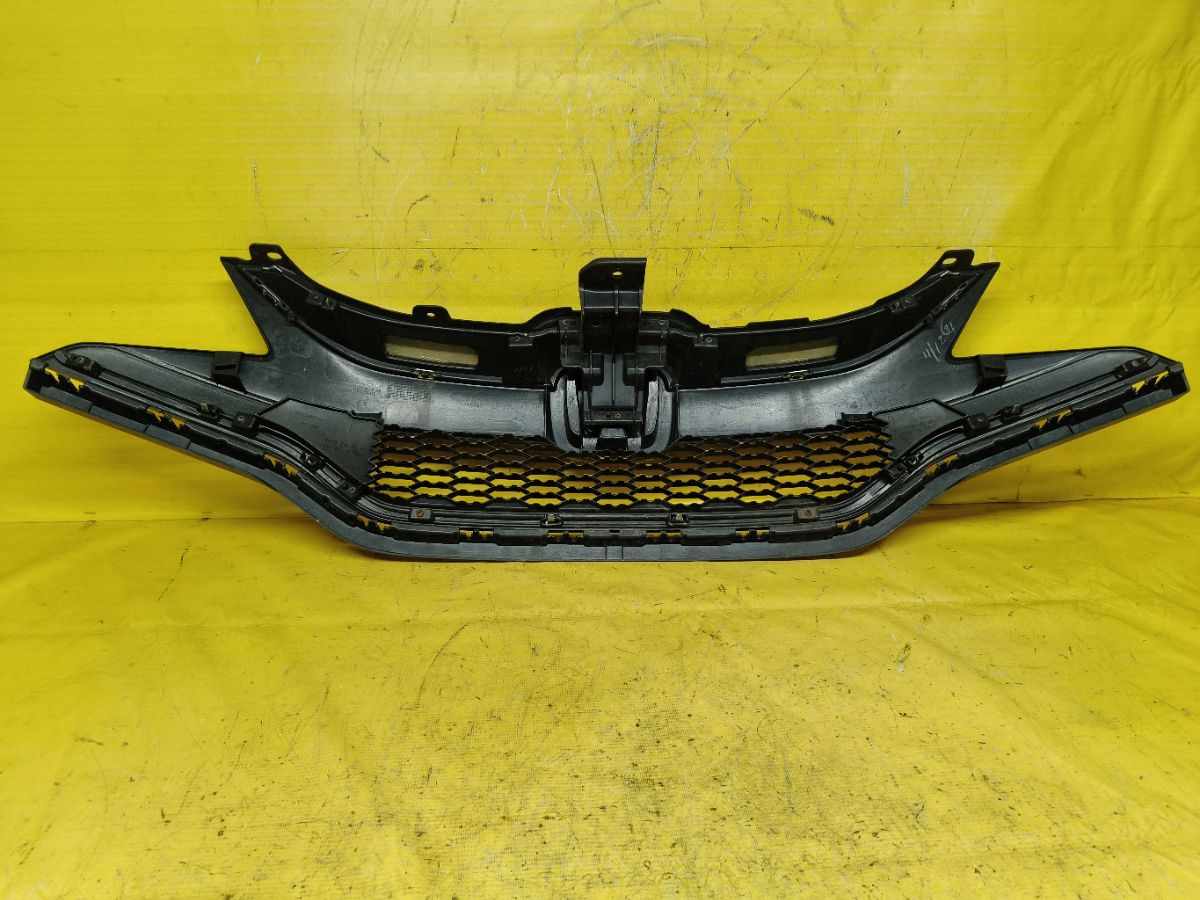 Решетка радиатора 71121-T5B-J01-M1 на Honda Fit GK3 Фото 5