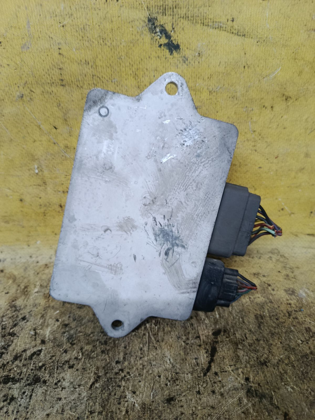 Блок управления инжекторами MR578021 на Mitsubishi Lancer Cedia Wagon CS5W 4G93 Фото 2