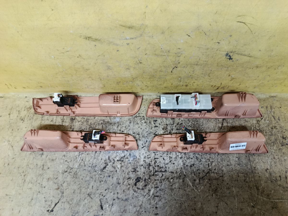 Блок упр-я стеклоподъемниками 25401-ED000 на Nissan Tiida Latio SNC11 Фото 4