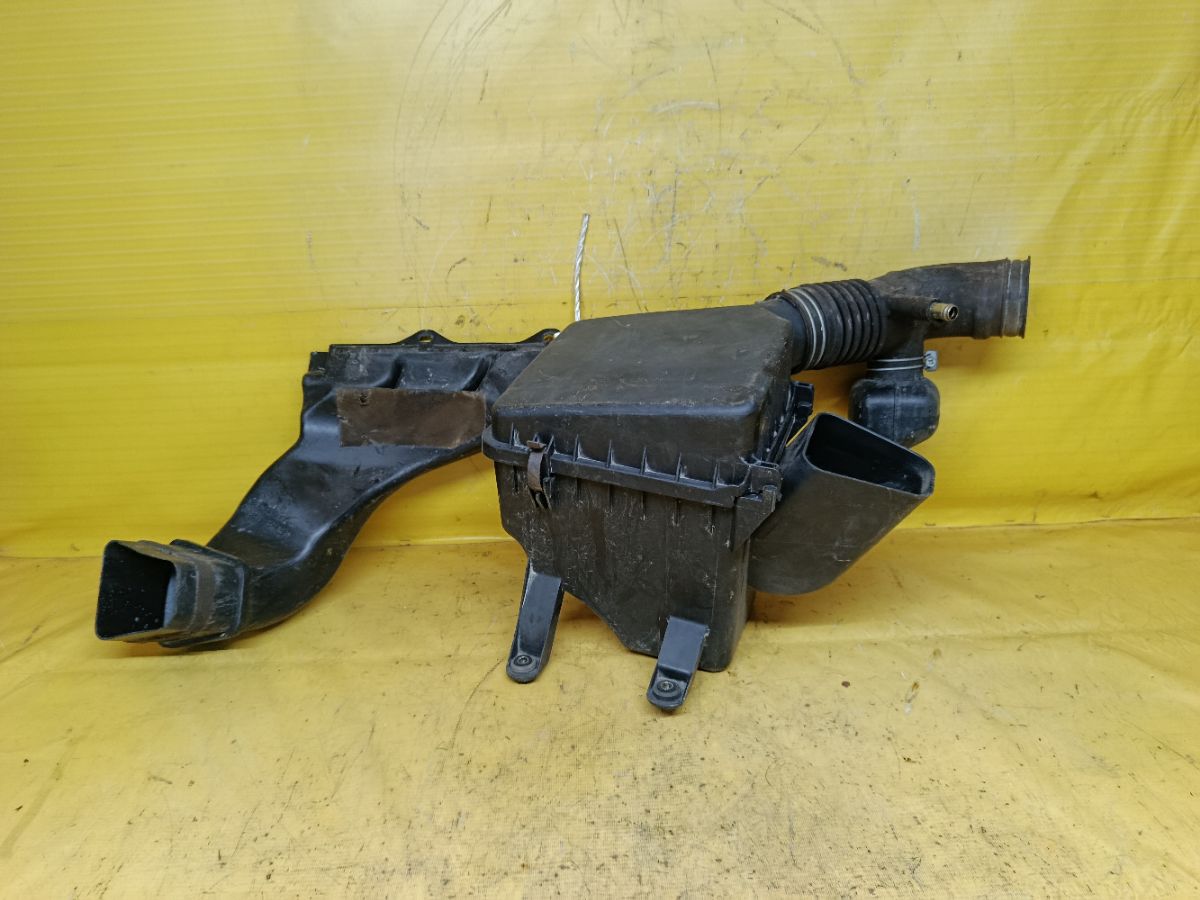 Корпус воздушного фильтра 17881-46540, 17751-46180, 17700-46460 на Toyota Brevis JCG15 1JZ-FSE Фото 1
