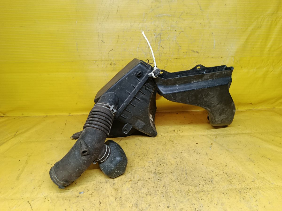 Корпус воздушного фильтра 17881-46540, 17751-46180, 17700-46460 на Toyota Brevis JCG15 1JZ-FSE Фото 2