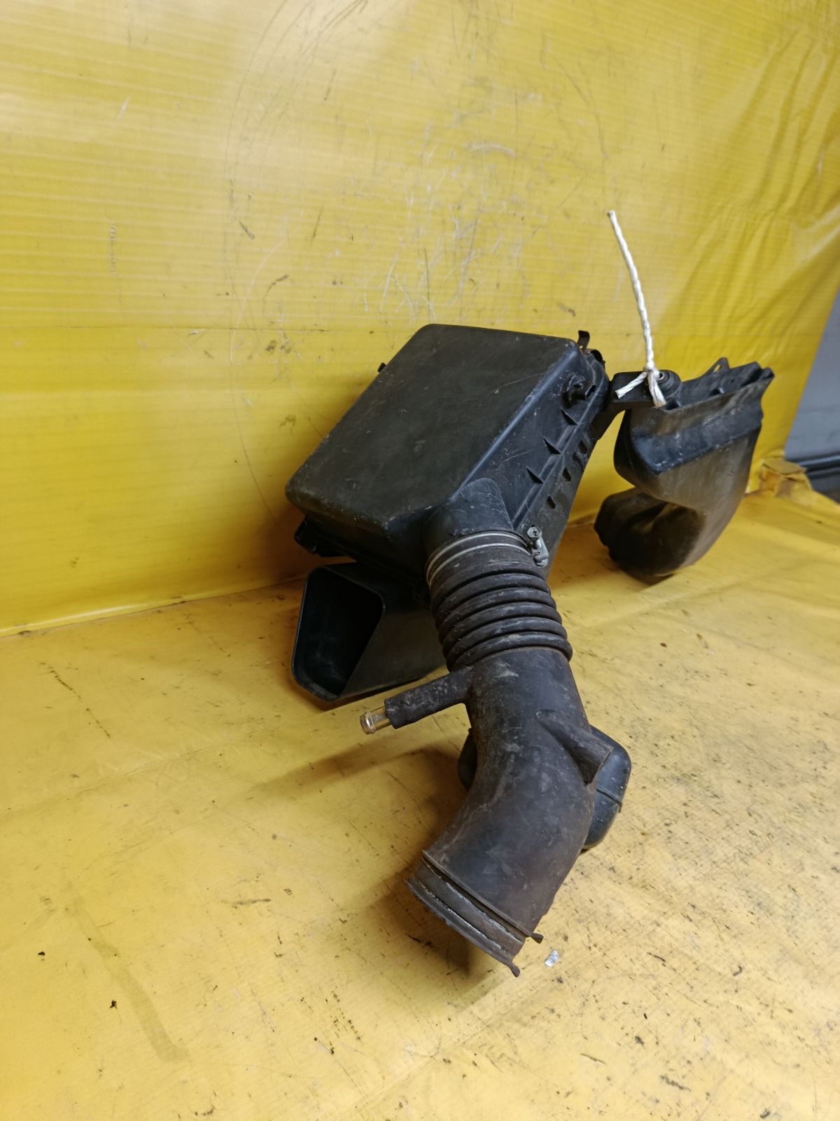 Корпус воздушного фильтра 17881-46540, 17751-46180, 17700-46460 на Toyota Brevis JCG15 1JZ-FSE Фото 3