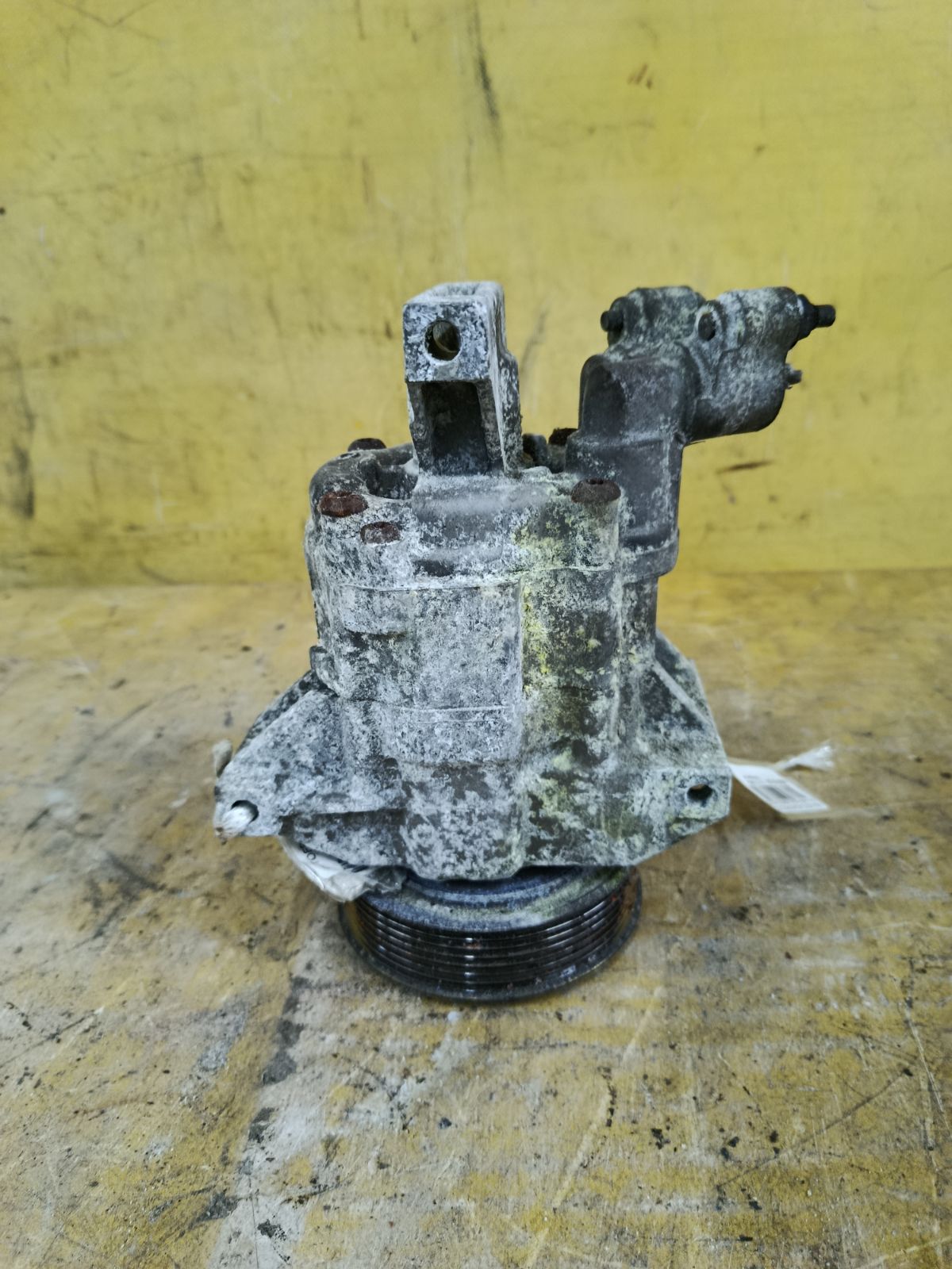 Компрессор кондиционера 92600-ED000 на Nissan Note E11 HR15DE Фото 1