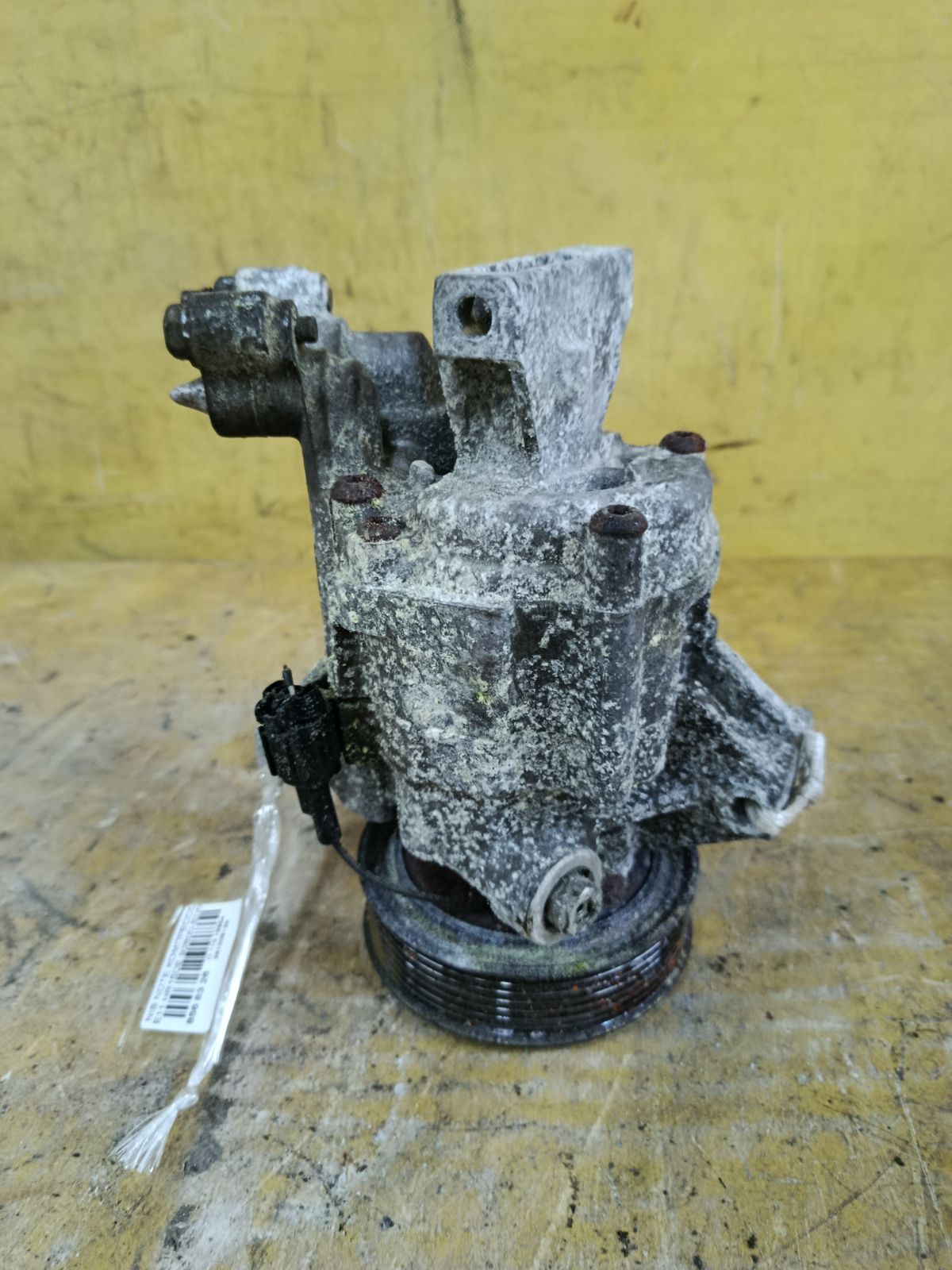 Компрессор кондиционера 92600-ED000 на Nissan Note E11 HR15DE Фото 3