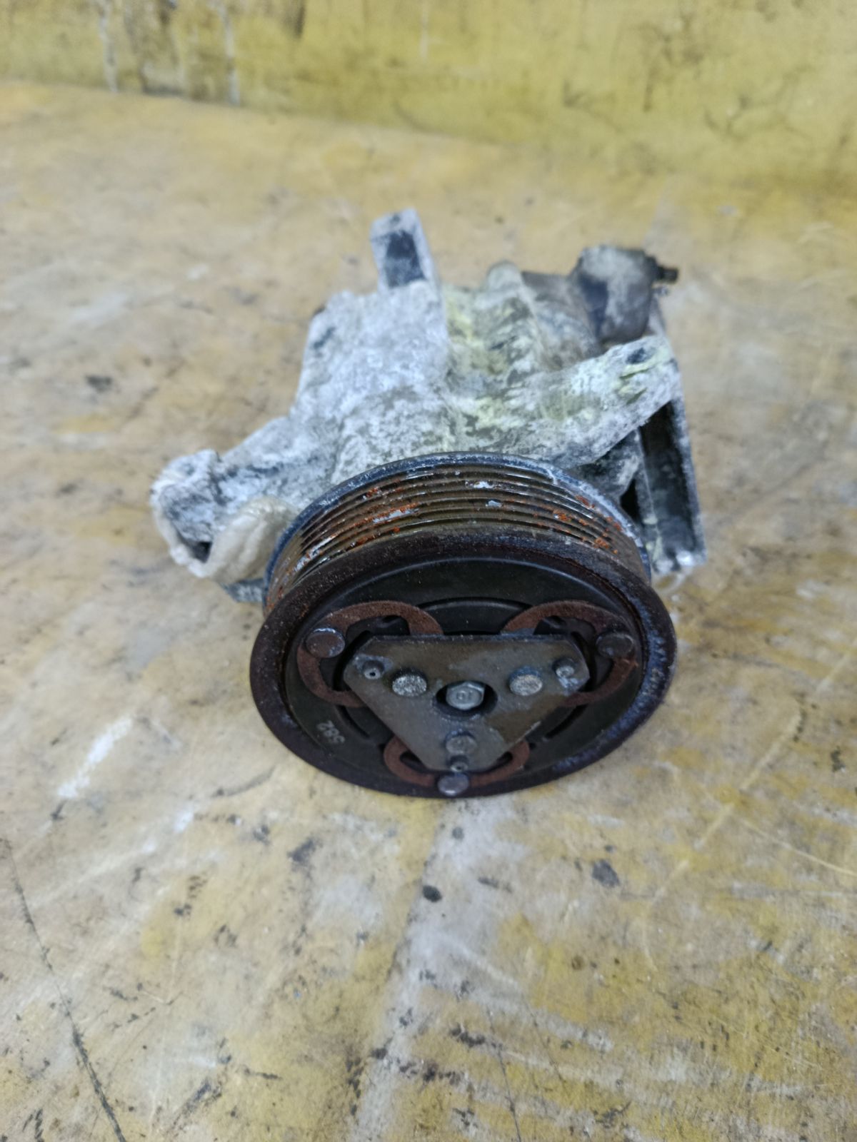 Компрессор кондиционера 92600-ED000 на Nissan Note E11 HR15DE Фото 4