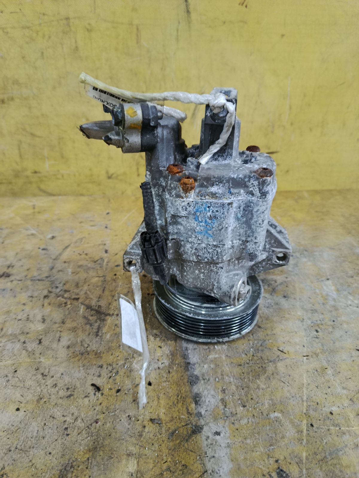 Компрессор кондиционера 92600-ED00A на Nissan Tiida NC11 HR15DE Фото 2