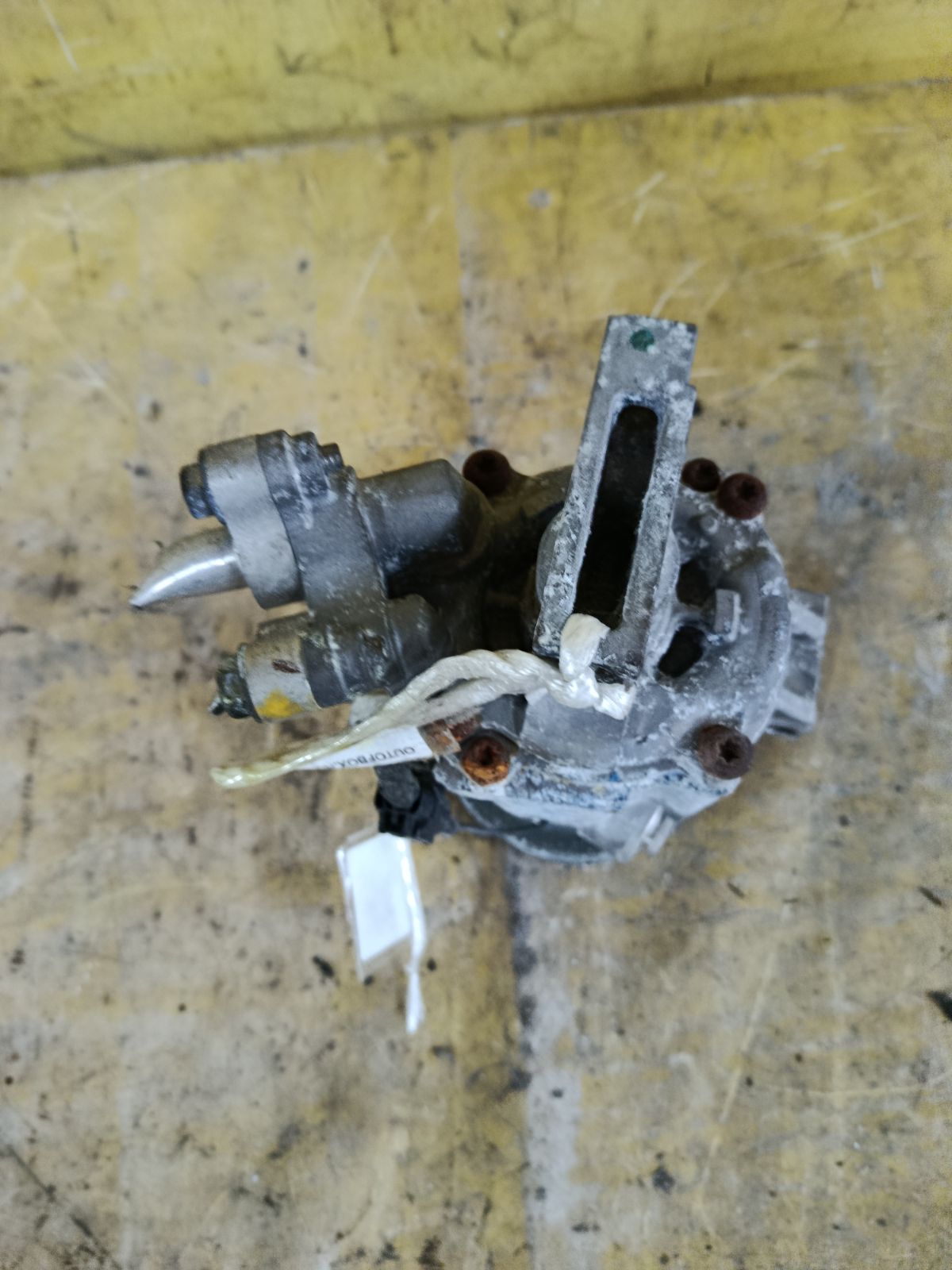 Компрессор кондиционера 92600-ED00A на Nissan Tiida NC11 HR15DE Фото 3