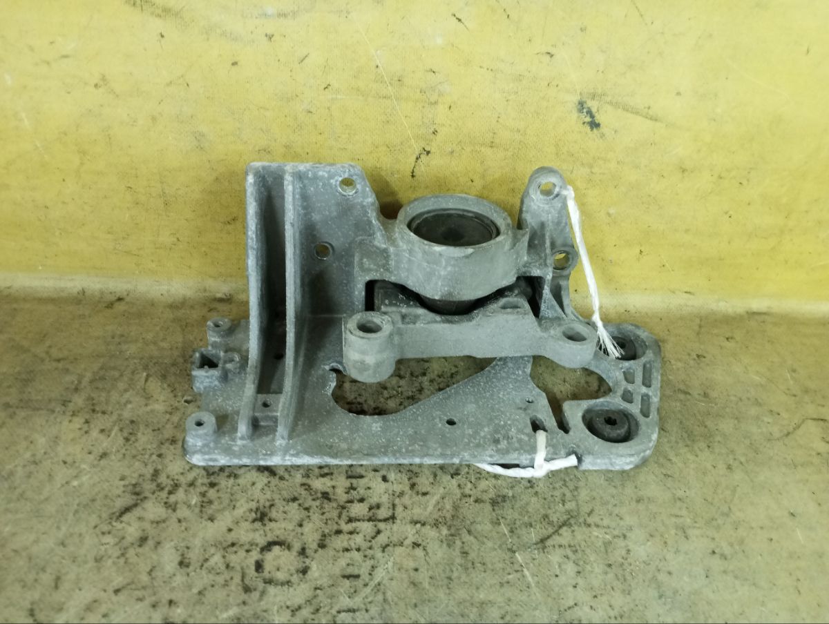 Подушка двигателя на Nissan Serena C25 MR20DE Фото 1