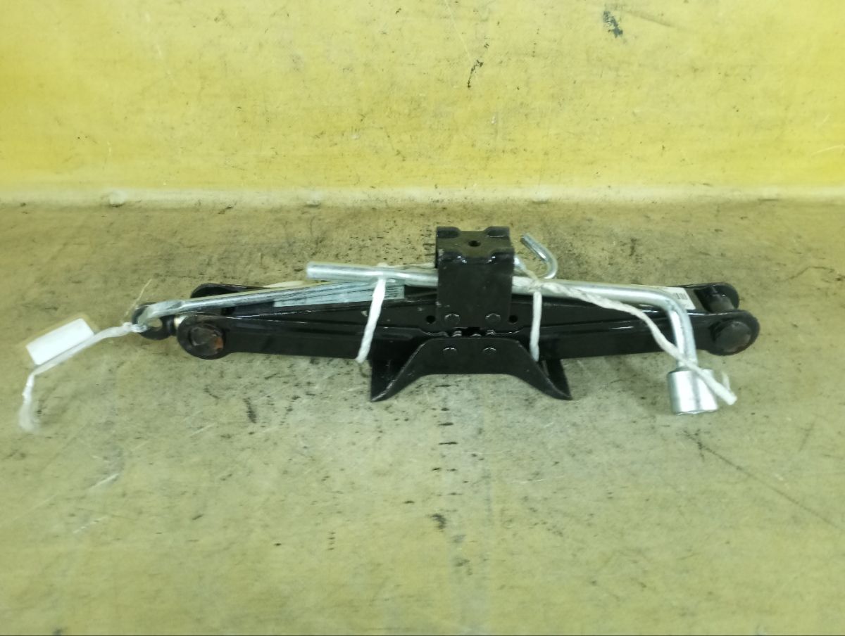 Домкрат на Mitsubishi Outlander CW5W Фото 1