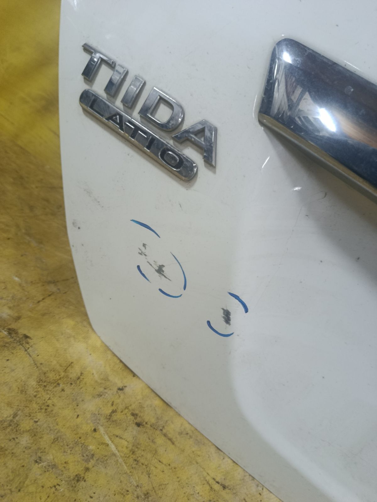 Крышка багажника на Nissan Tiida Latio SNC11 Фото 4