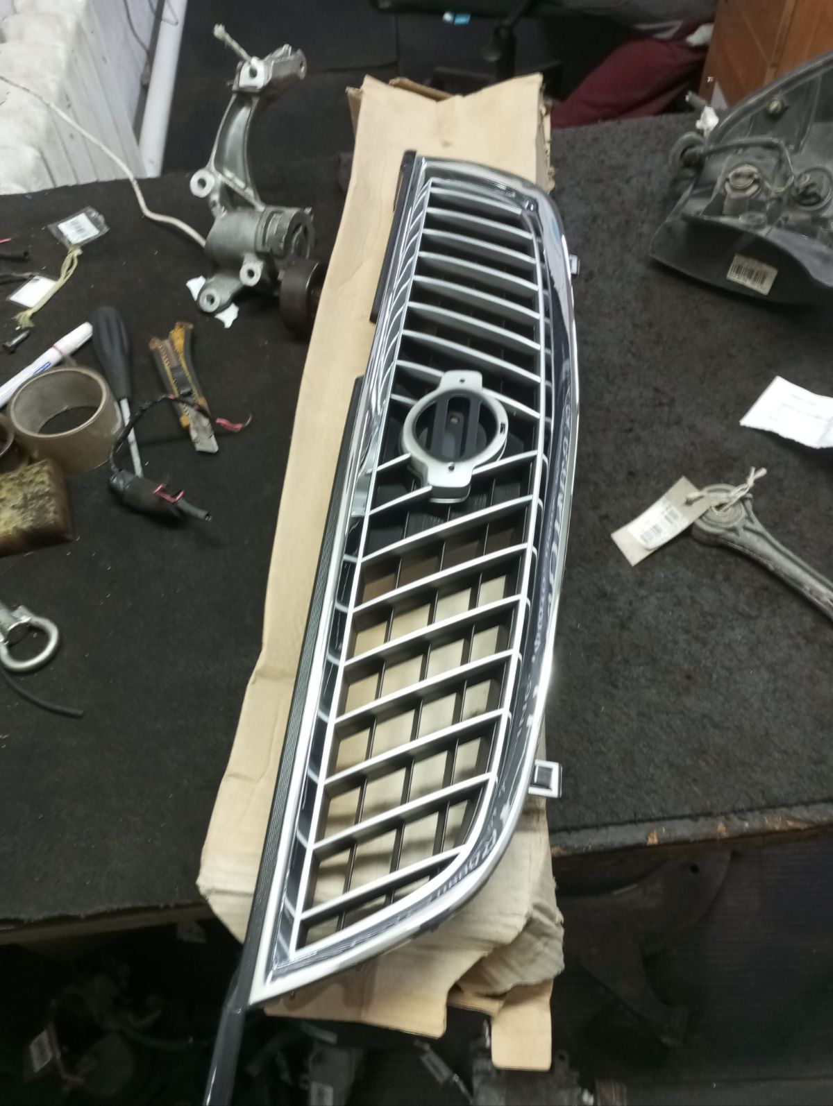 Решетка радиатора SAT ST-DT28-093-J0 на Nissan Sunny FB15 Фото 2