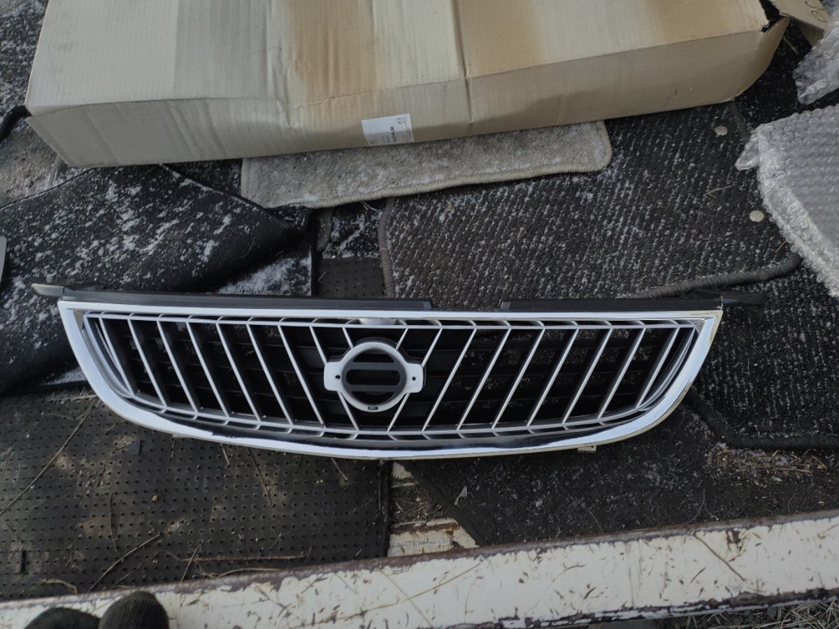 Решетка радиатора SAT ST-DT28-093-J0 на Nissan Sunny FB15 Фото 2