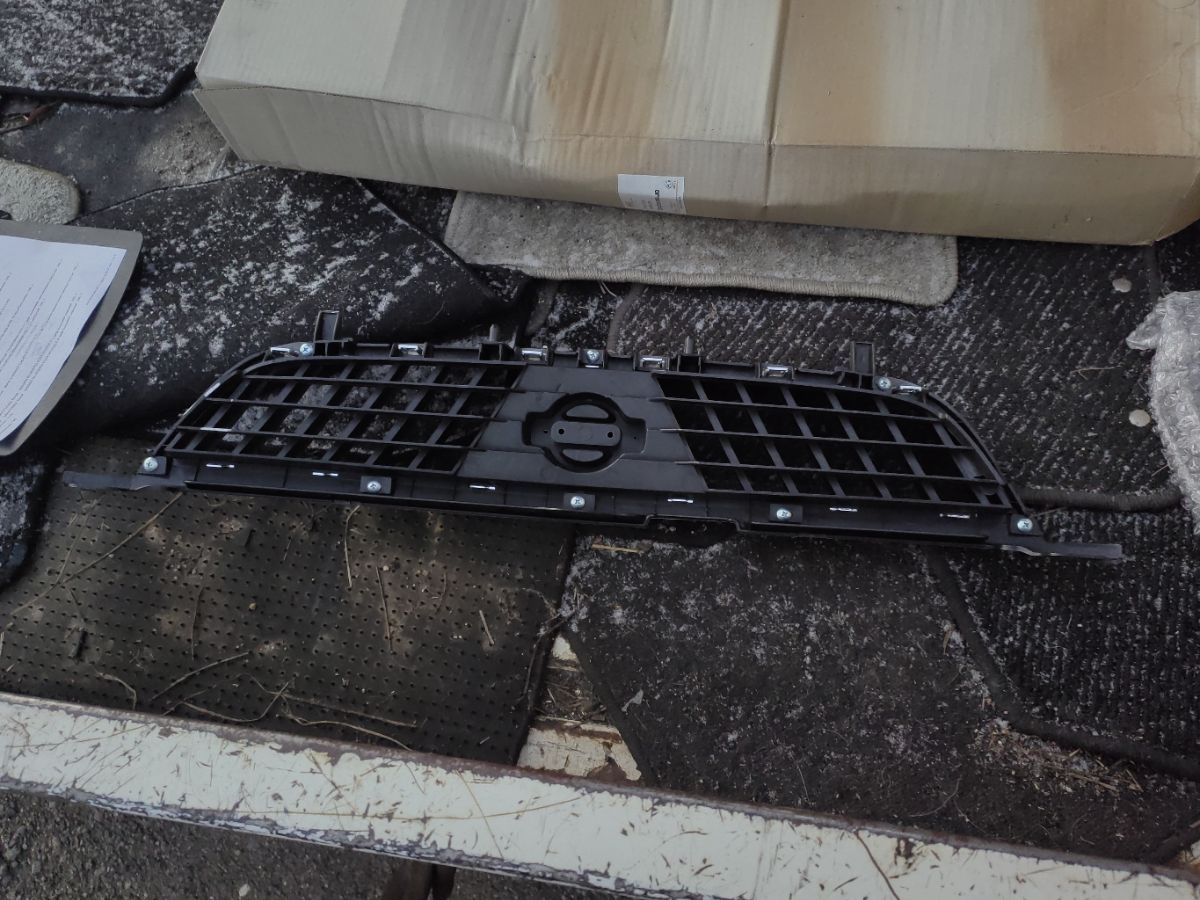 Решетка радиатора SAT ST-DT28-093-J0 на Nissan Sunny FB15 Фото 3