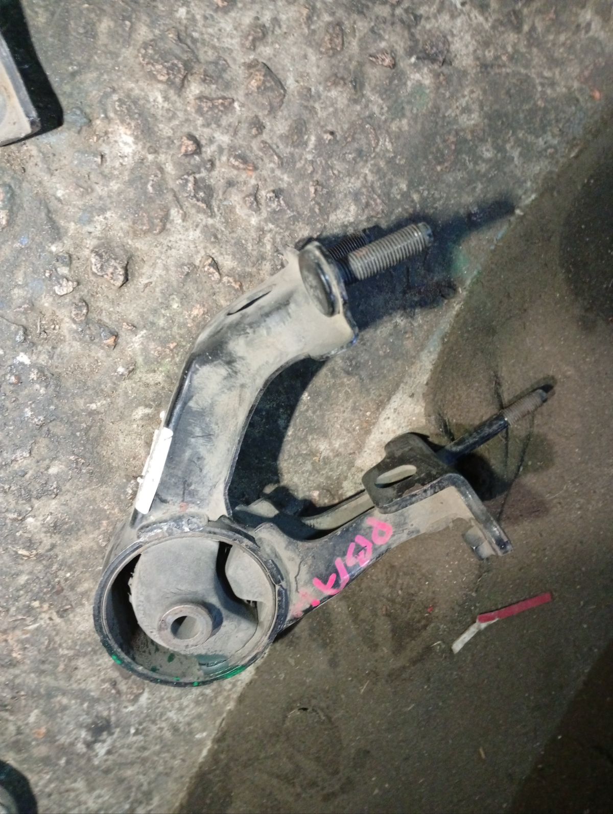 Подушка двигателя 12371-28080 на Toyota Allion AZT240 1AZ-FSE Фото 4