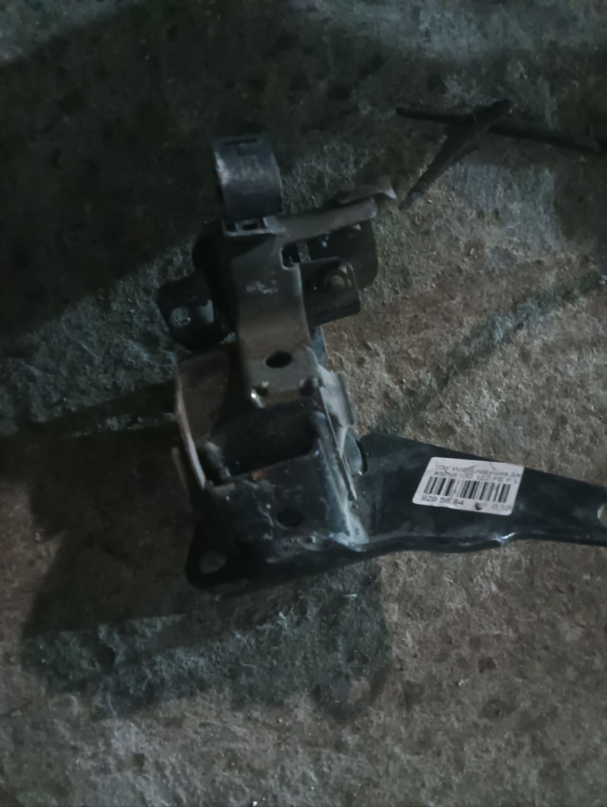 Подушка двигателя 12372-22120 на Toyota Wish ZNE10G 1ZZ-FE Фото 4