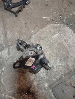 Подушка двигателя 12372-22120 на Toyota Wish ZNE10G 1ZZ-FE Фото 5