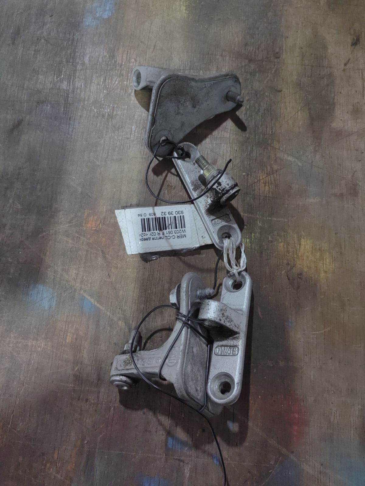 Петля двери шарнирная A2037200837, A2037200437, A2037201037 на Mercedes-Benz C-Class W203.061 Фото 2