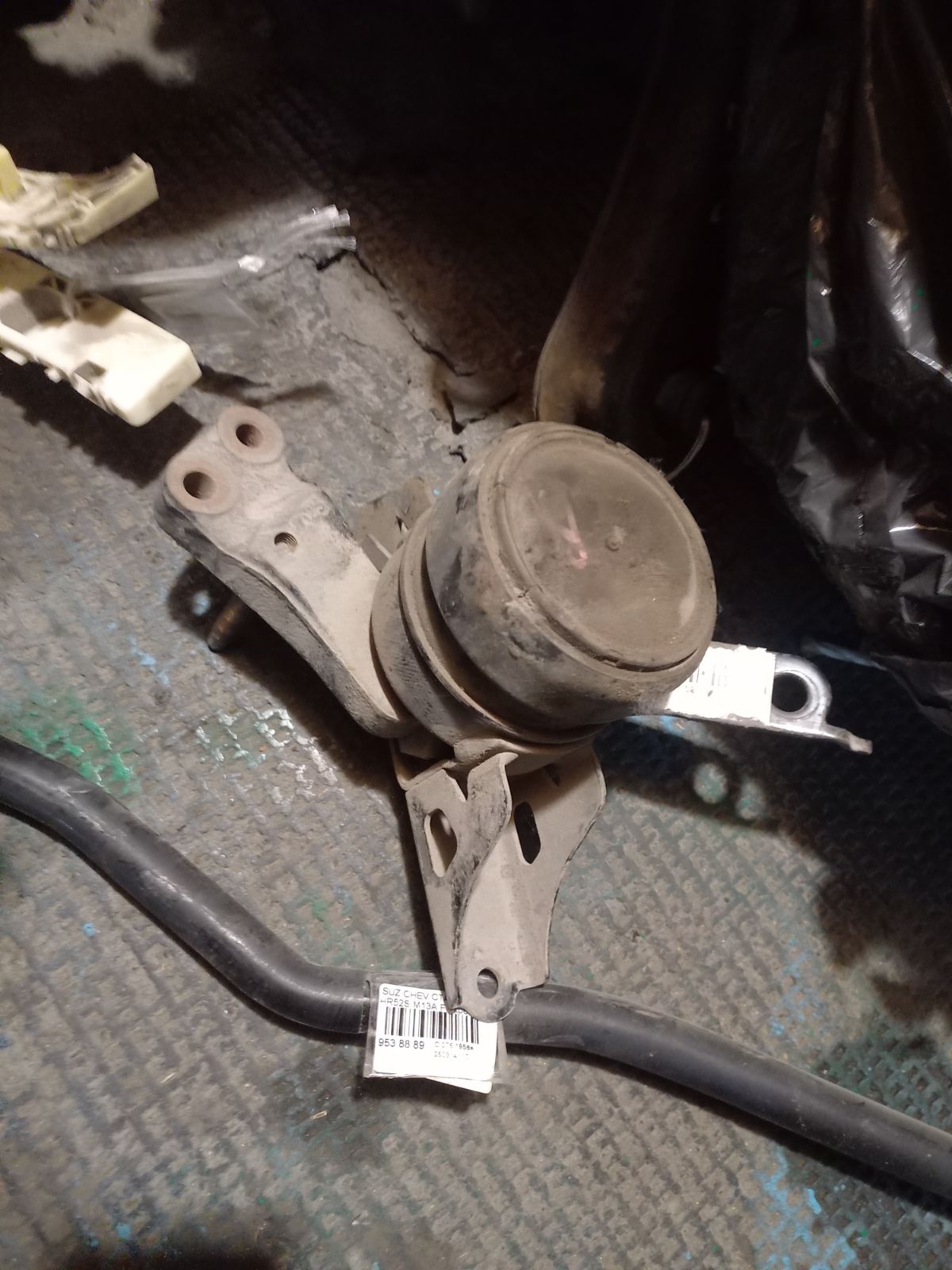 Подушка двигателя 12305-23060 на Toyota Vitz SCP90 2SZ-FE Фото 3