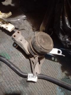 Подушка двигателя 12305-23060 на Toyota Vitz SCP90 2SZ-FE Фото 3