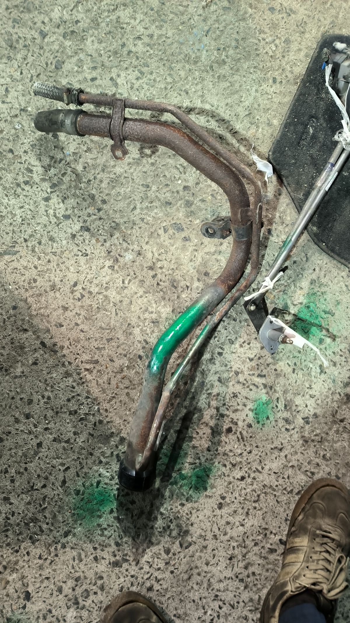 Заливная горловина топливного бака 77201-32150 на Toyota Camry SV41 3S-FE Фото 11