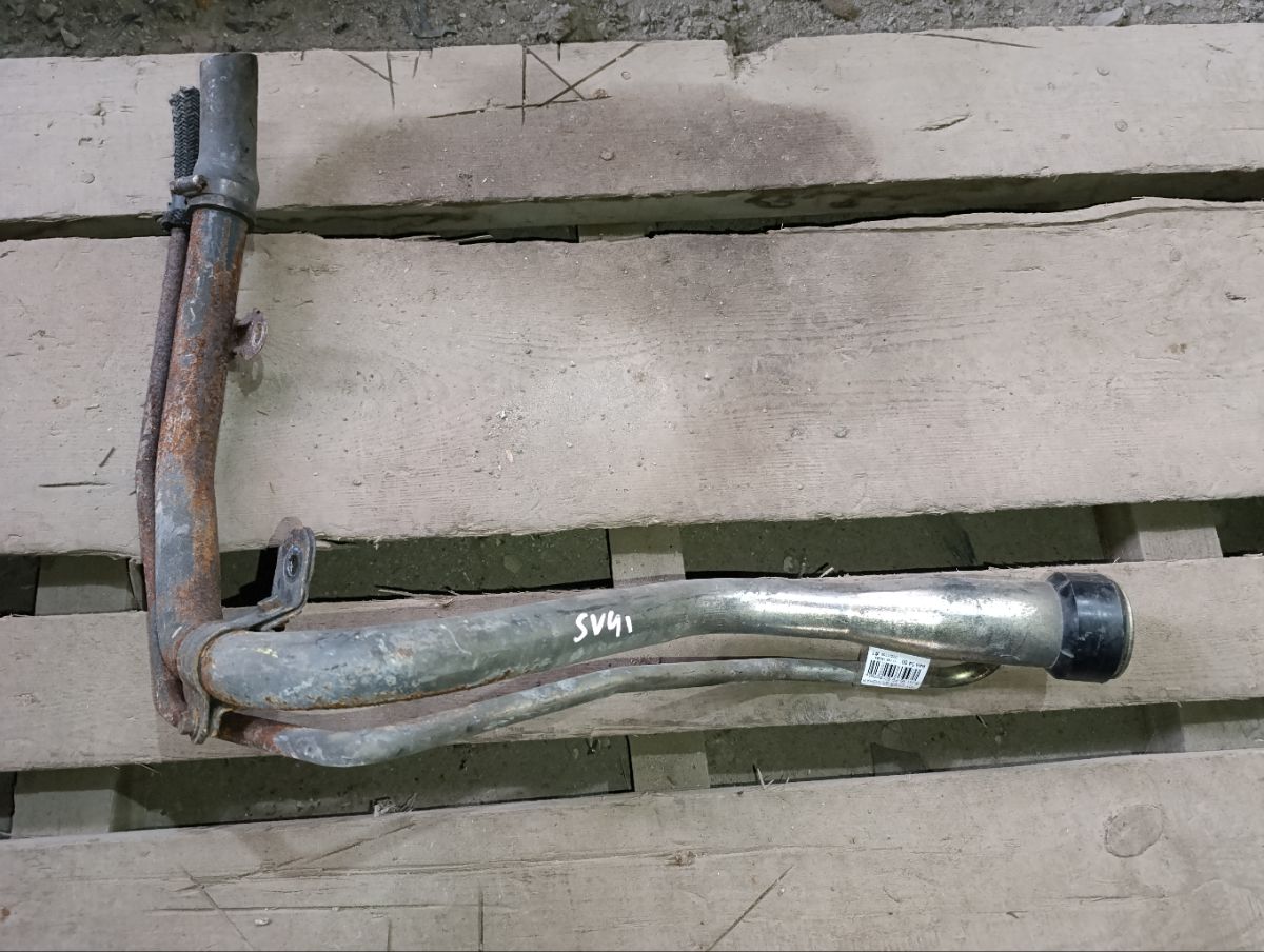 Заливная горловина топливного бака 77201-32150 на Toyota Camry SV41 3S-FE Фото 3