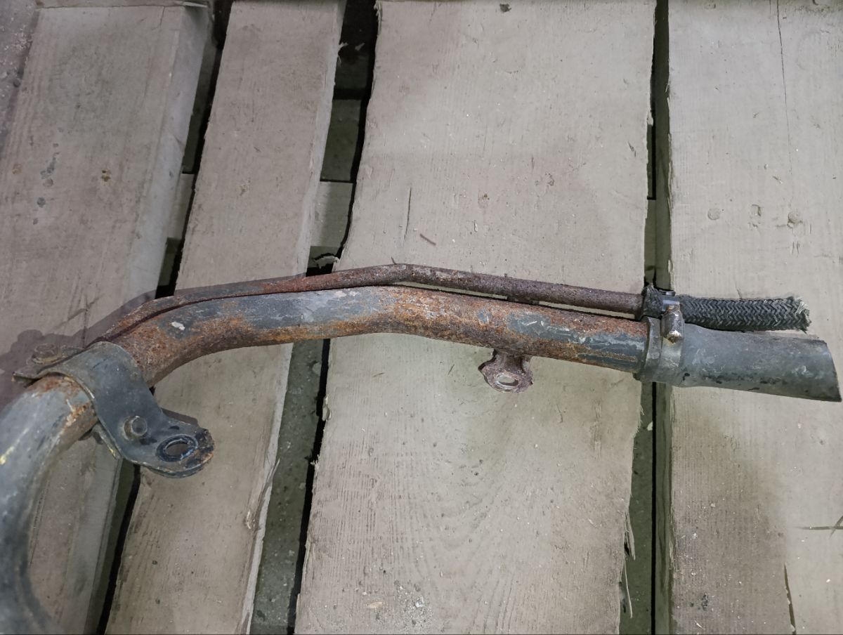 Заливная горловина топливного бака 77201-32150 на Toyota Camry SV41 3S-FE Фото 5