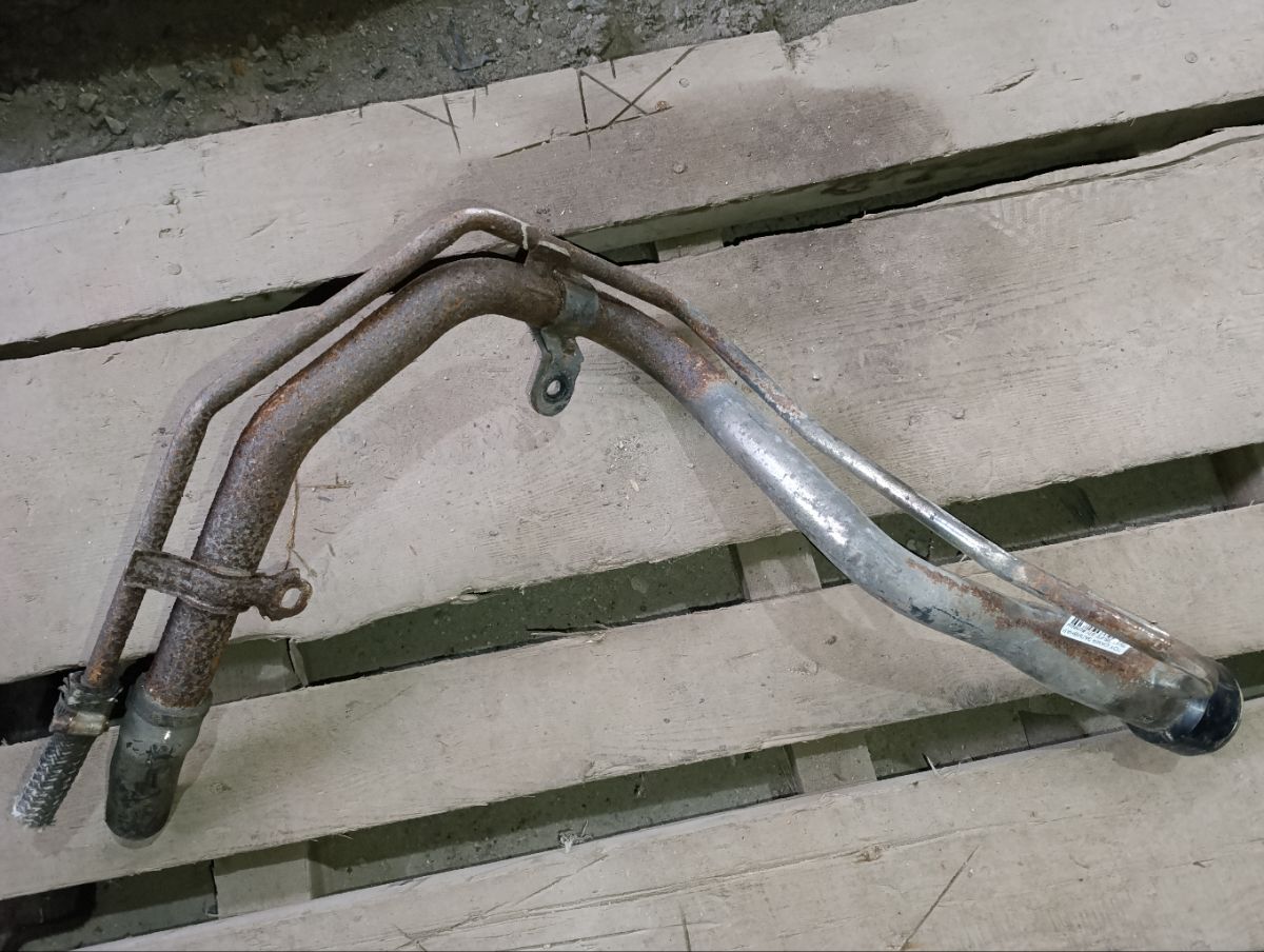 Заливная горловина топливного бака 77201-32150 на Toyota Camry SV41 3S-FE Фото 7