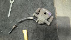 Суппорт 47750-52191 на Toyota Vitz KSP90 1KR-FE Фото 3