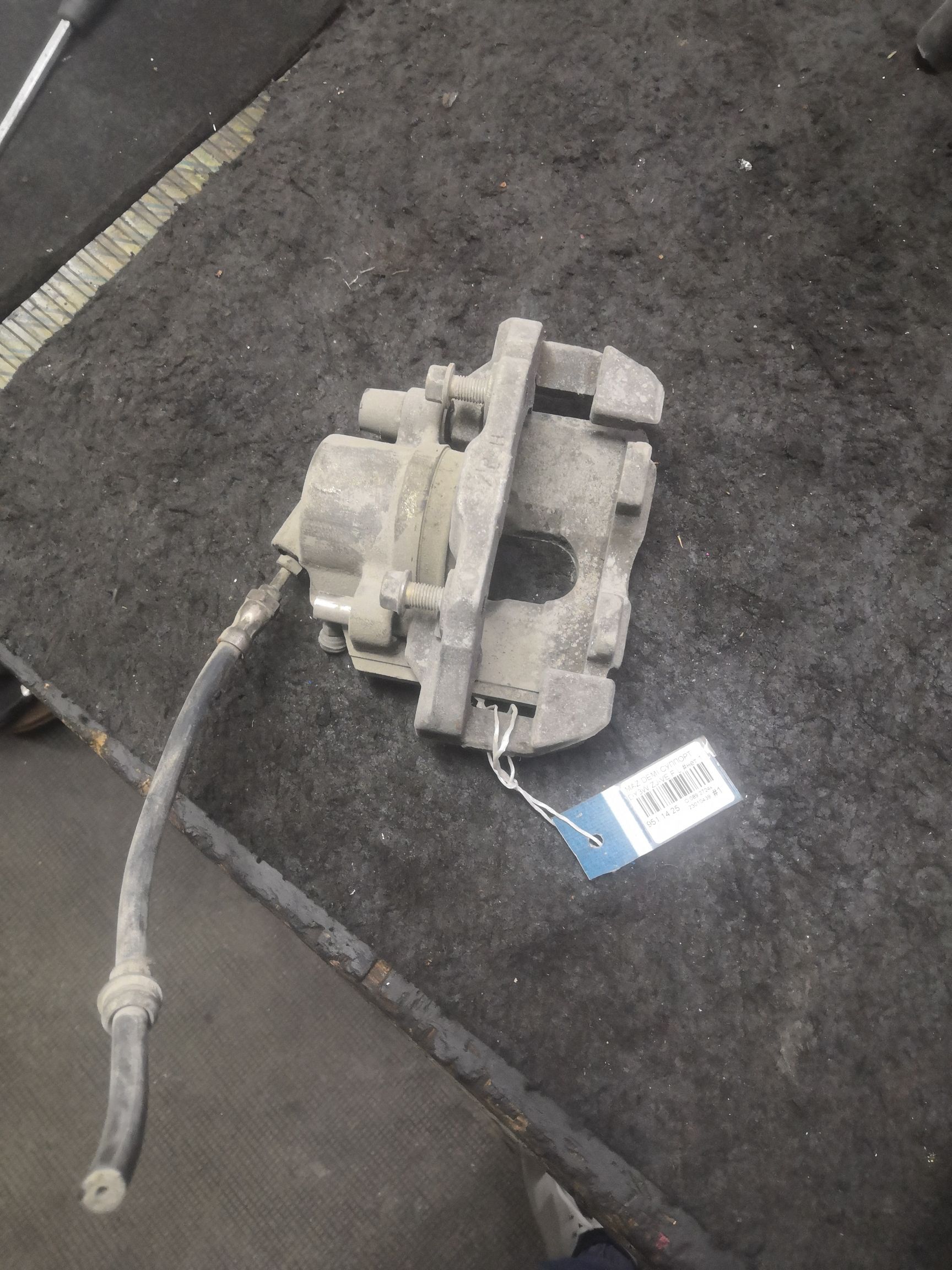 Суппорт D3Y0-33-99Z, D3Y0-33-99ZA, D3Y0-33-99ZB на Mazda Demio DY3W ZJ-VE Фото 3