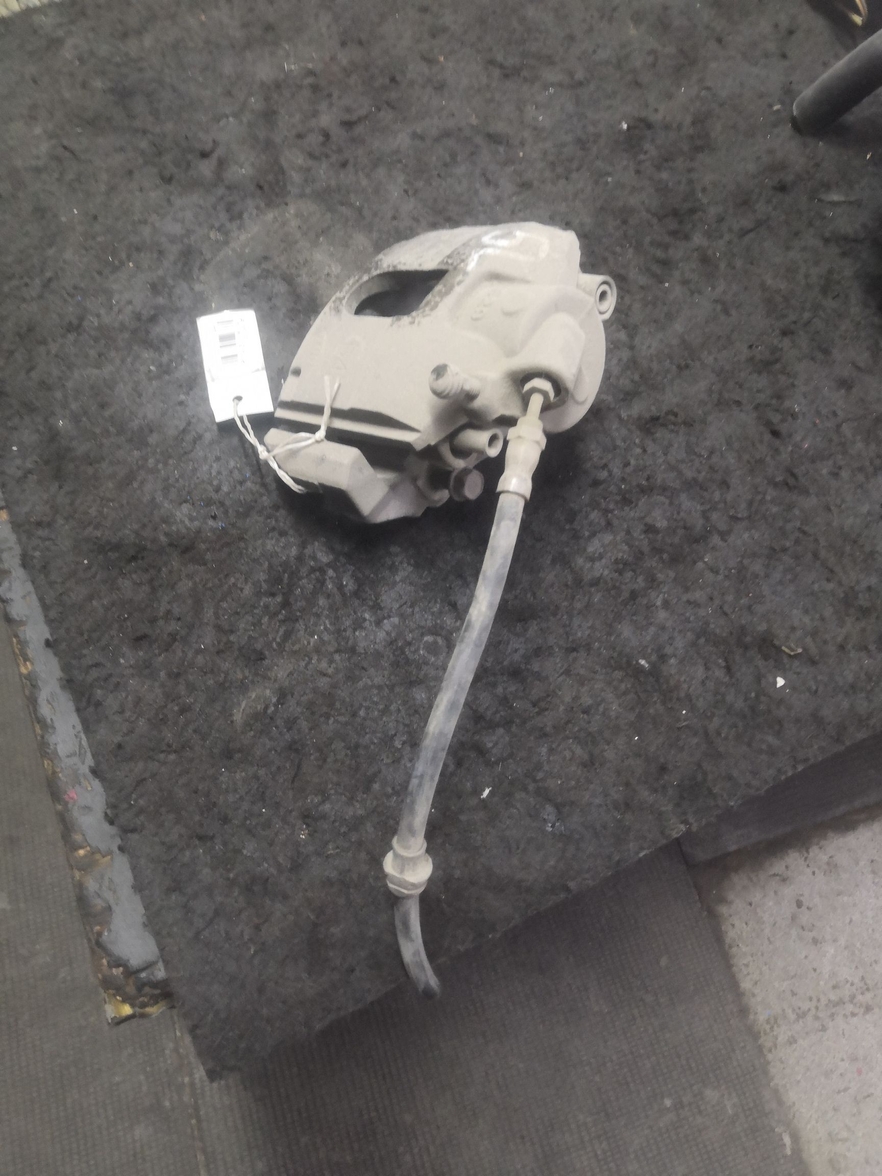 Суппорт D3Y0-33-99Z, D3Y0-33-99ZA, D3Y0-33-99ZB на Mazda Demio DY3W ZJ-VE Фото 4