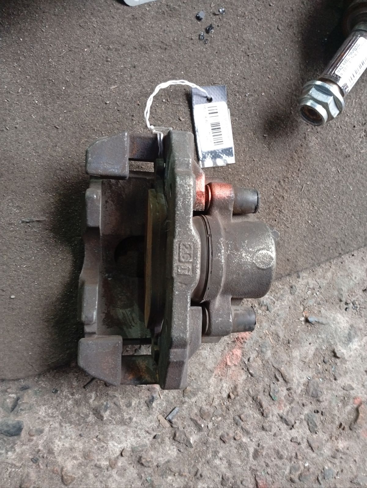 Суппорт D3Y0-33-99Z, D3Y0-33-99ZA, D3Y0-33-99ZB на Mazda Demio DY3W ZJ-VE Фото 3