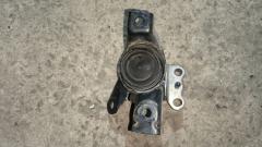 Подушка двигателя на Toyota Isis ZGM10G 2ZR-FAE Фото 3