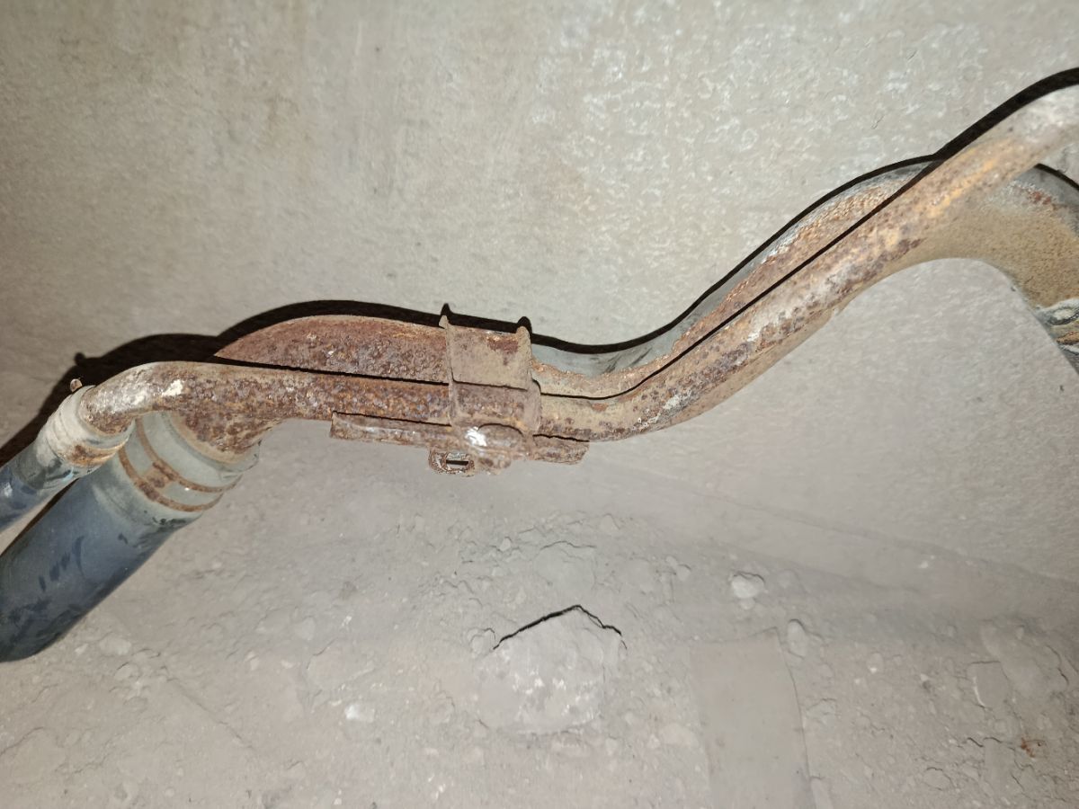 Заливная горловина топливного бака на Mitsubishi Lancer Cedia Wagon CS5W 4G93 Фото 6