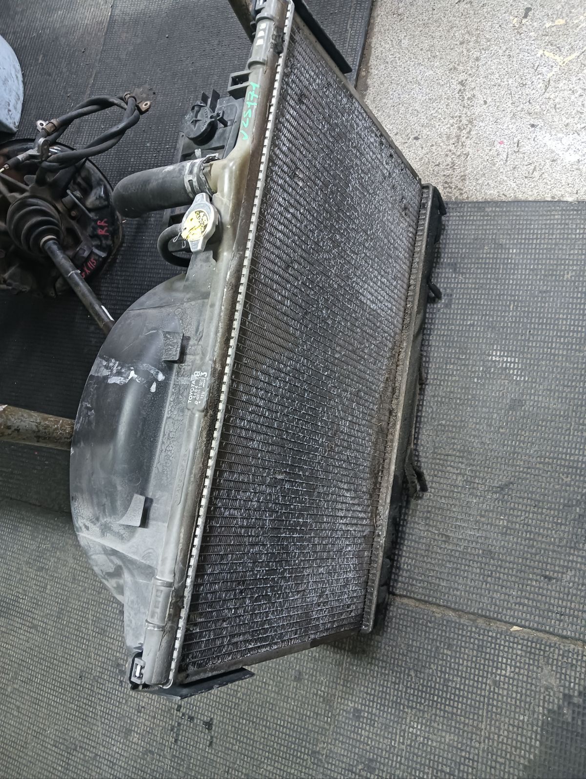 Радиатор ДВС 10-26955-SX, 16400-46360, 16400-46361, 16400-46401, 16400-46530, 16400-46530-N1, 16400-46530-R1, 16400-46540, 16400-46550, 16400-46640, 284602J, DA17545, DAP175045, FX-036-6863, FX-036-6863A, PA010483, PL010483, PL010693, PL010891, TD-036-6863, TD-036-6863A, TO-0109-16, TOY06-150, TY0006-150, TY0006-150-2R на Toyota Crown JZS171 1JZ-GE Фото 3