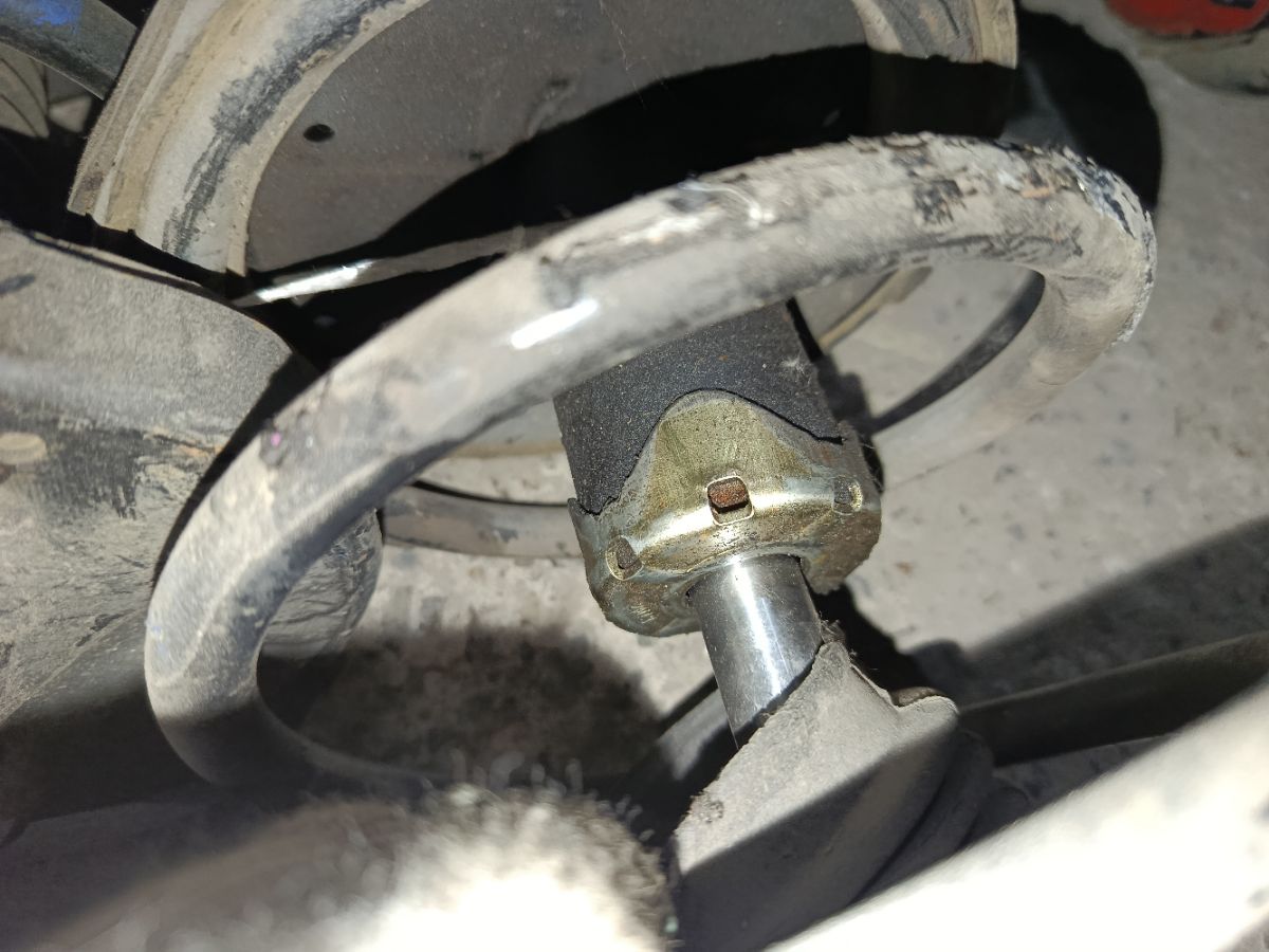 Стойка амортизатора на Mazda Familia S-Wagon BJ5W ZL Фото 4