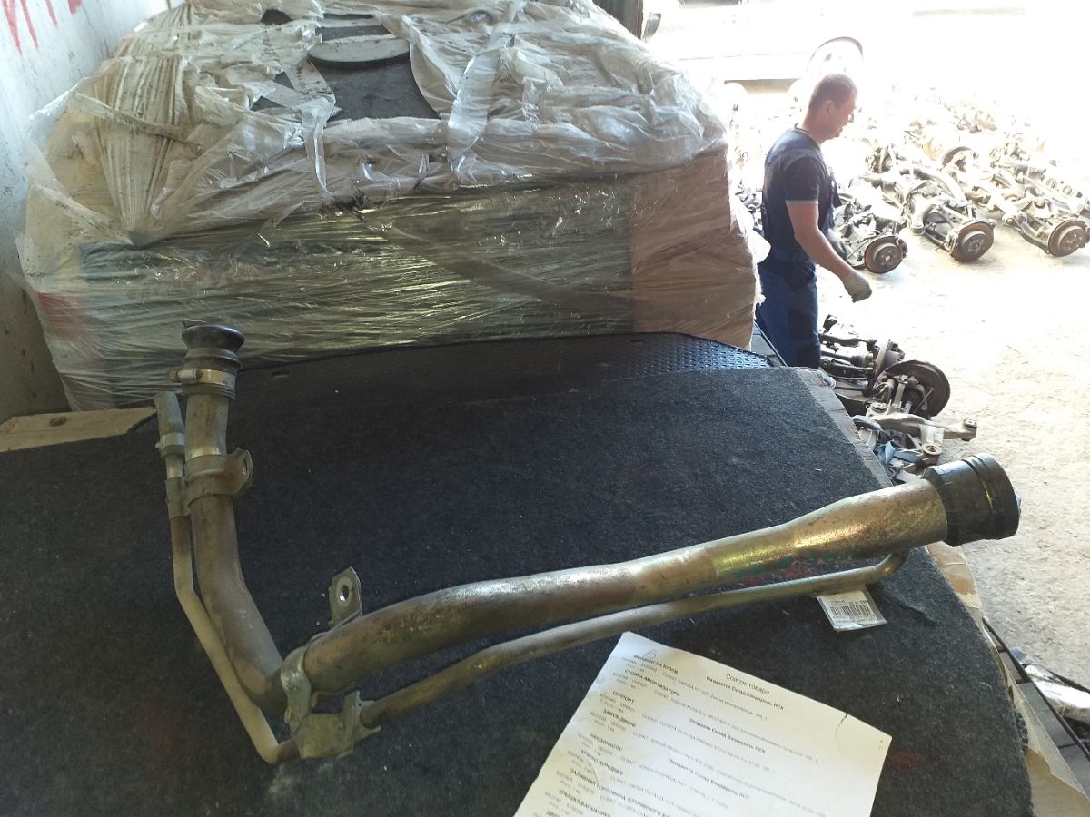 Заливная горловина топливного бака 77201-33210, 77201-33220 на Toyota Camry ACV30 1AZ-FE Фото 3
