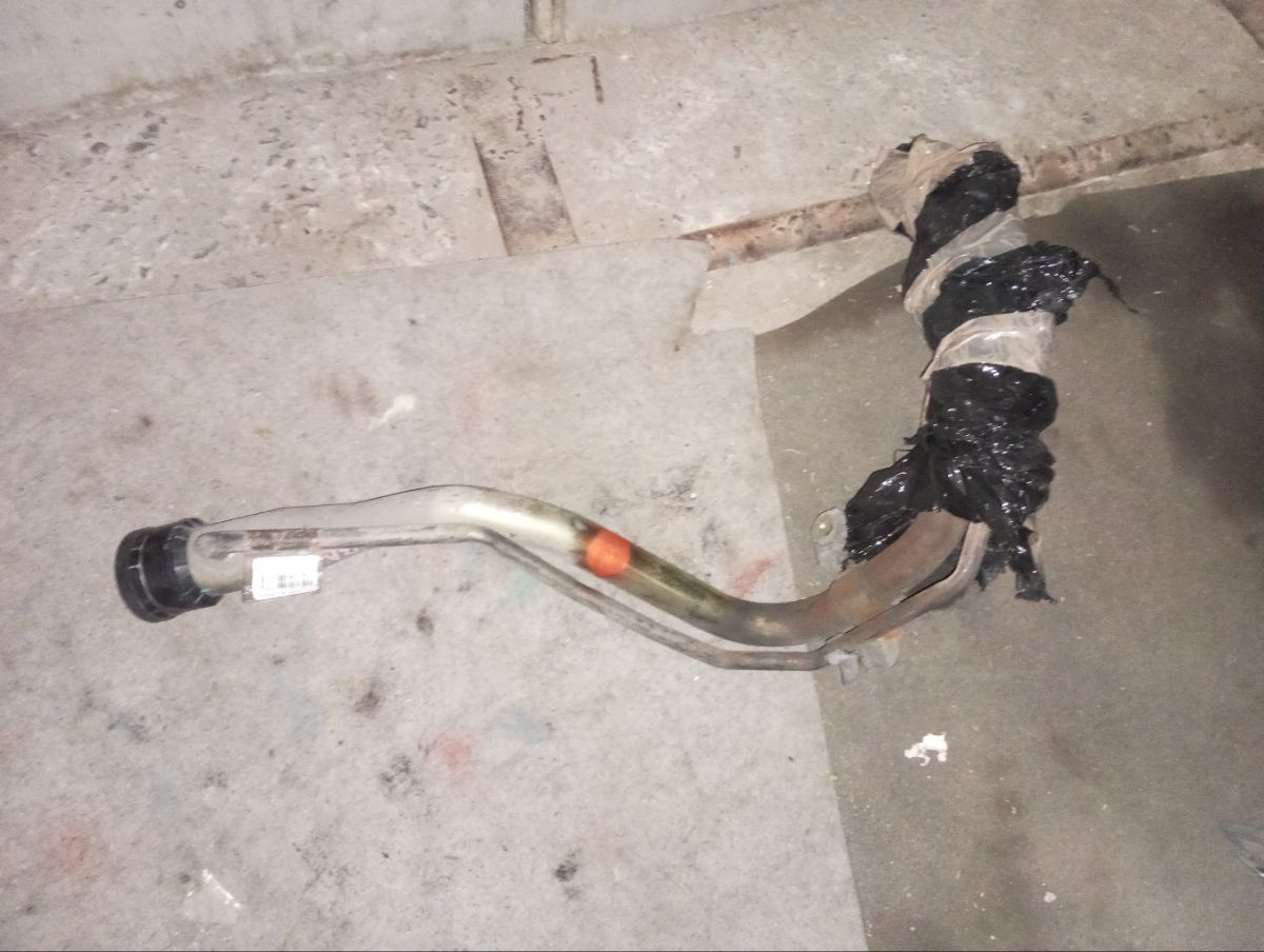 Заливная горловина топливного бака 77201-33210, 77201-33220 на Toyota Camry ACV30 1AZ-FE Фото 6