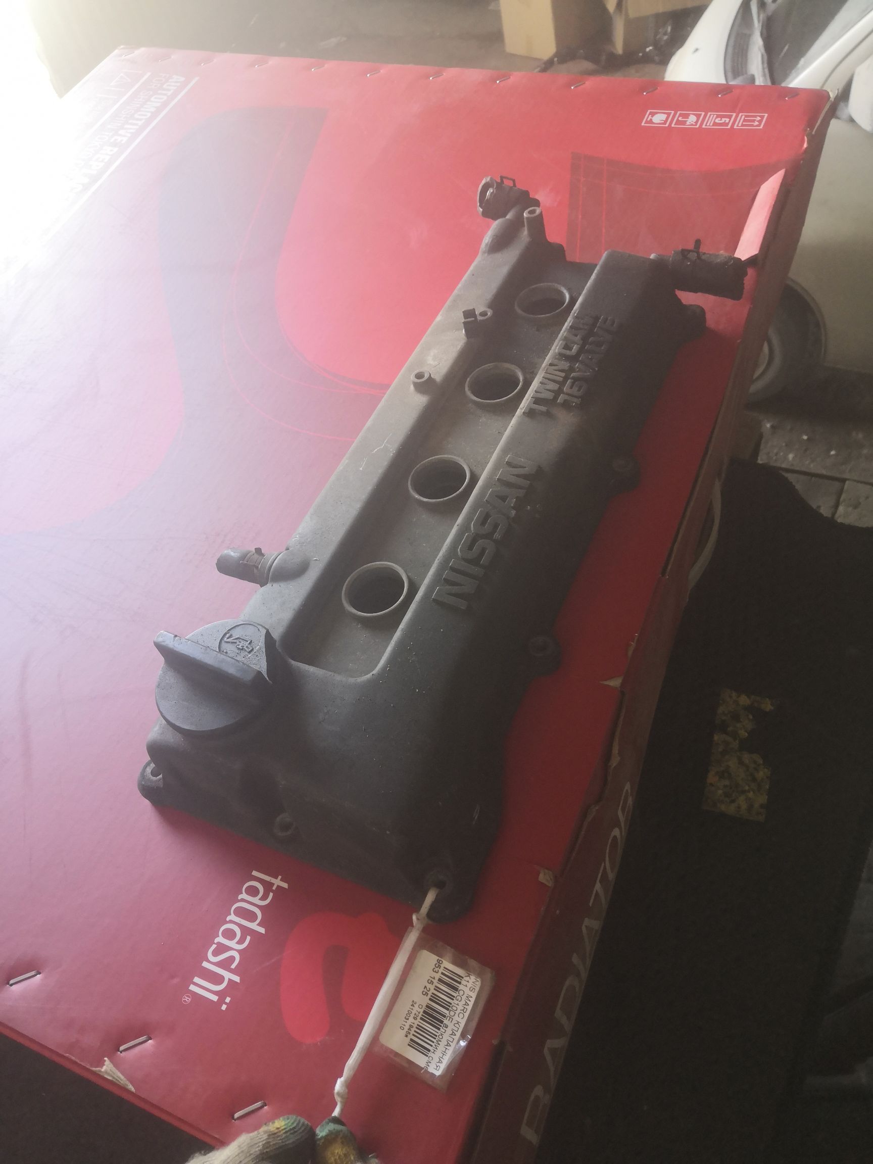 Клапанная крышка 1326441B00, 1326441B01, 1326441B10 на Nissan March K11 CG10DE Фото 3