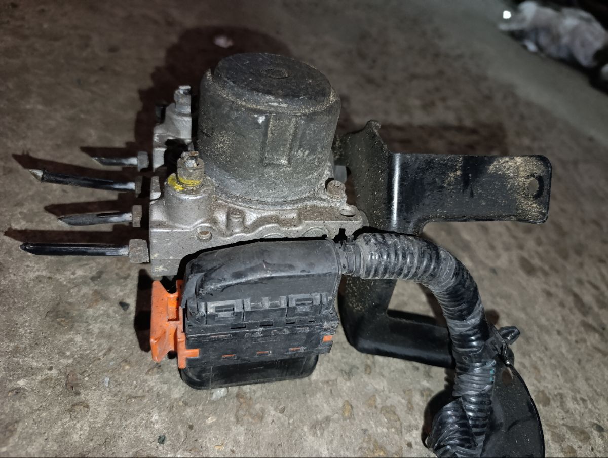 Блок ABS на Honda Civic FD1 R18A Фото 9
