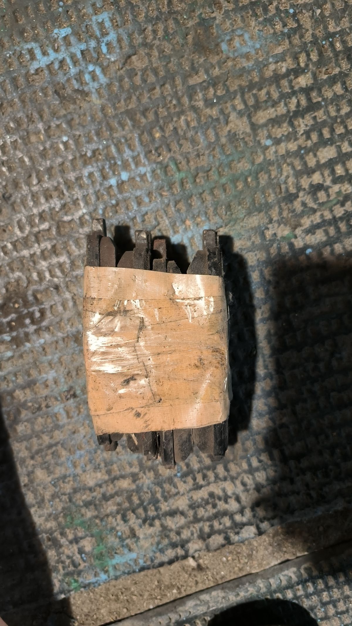 Тормозные колодки 0 986 424 761, 0 986 AB2 092, 0101ZZE130F, 04465-02070, 04465-02080, 04465-44050, 04465-44100, 0446502070, 05P904, 0954 00, 095400, 10806902, 111699, 121127, 13046058462, 1492312, 1592312, 171853, 171890, 179845, 17D923CH, 17D923M, 181820, 192148, 1Y5G3328ZE, 2204270, 224553, 23836, 2383601, 295400, 3000136, 363700201332, 402B0432, 4420, 4863600819, 4UP04013, 5002213, 50213, 5610208, 600203948, 605846, 6133159, 8224270, 8DB 355 029801, 8DB355010221, 95400, 965 000BSX, A1N105, AC1124C, ADB01132, ADB01132HD, ADT342116, AFP476, AKD1066, AN-667WK, AN667WK, AN667WKX, AS-T457, AS1455, AS1470, AS21455, ASN2207, AST457, AV1040, AW1810170, AY040-TY062, AY040TY062, B111168, BB0486, BBP1837, BC1529, BD7531, BL1883A2, BP21470, BP3127, BP43376, BP9087, BPF086, BPT72, BS2704, CD2217, CD2217M, CD2217MSTD, CD2217MTYPED, CF1470, CKT35, CMX923, D2217, D2217-02, D221701, D221702, D923, D92378240, DB1487, DB922A, DFP3315, DP1010100184, DP104A100, DP104A100C, DP104A100P, E100232, E400232, E500232, EC1373, ELT923, F 03B 150 105, FDB1529, FP0923, G0446502070, G5112ZF, GBP095400, GBP880151, GDB3315, GDB7218, GK1049, GP02217, GP1373, HKPTY102, HP5097, J3602096, JBP0053, KBP9021, KD2770, MD2217M, MD2217MS, MD300, MDB2266, MDB82266, MFP2213, MKD923, MN-385, MN385, MPT49, MS1470, MX923, NDP-338, NDP338, NKT1155, NP1009, P 83 061, P854300, PA1422, PA213AF, PA213MK, PAD1332, PBP1529, PBP1529KOR, PCP1508, PD923, PF-1470, PF1367, PF1470, PGD923C, PGD923M, PKF053, PN1470, RB1820, RD923, RN616, RNZ302, SBP1529, SMB23836, SN890, SP 349, SP 349 PR, SP1373, SS890S, ST0446544050, T1332, T281565, T360A09, TABP2158, TCA1123, TD-086-1470, TD1470, TG667C, TH338, TL2217, TN616, V9118A088, VBS3315PS, WD2217, WS421400, ZD923 на Toyota Noah AZR65G 1AZ-FSE Фото 3