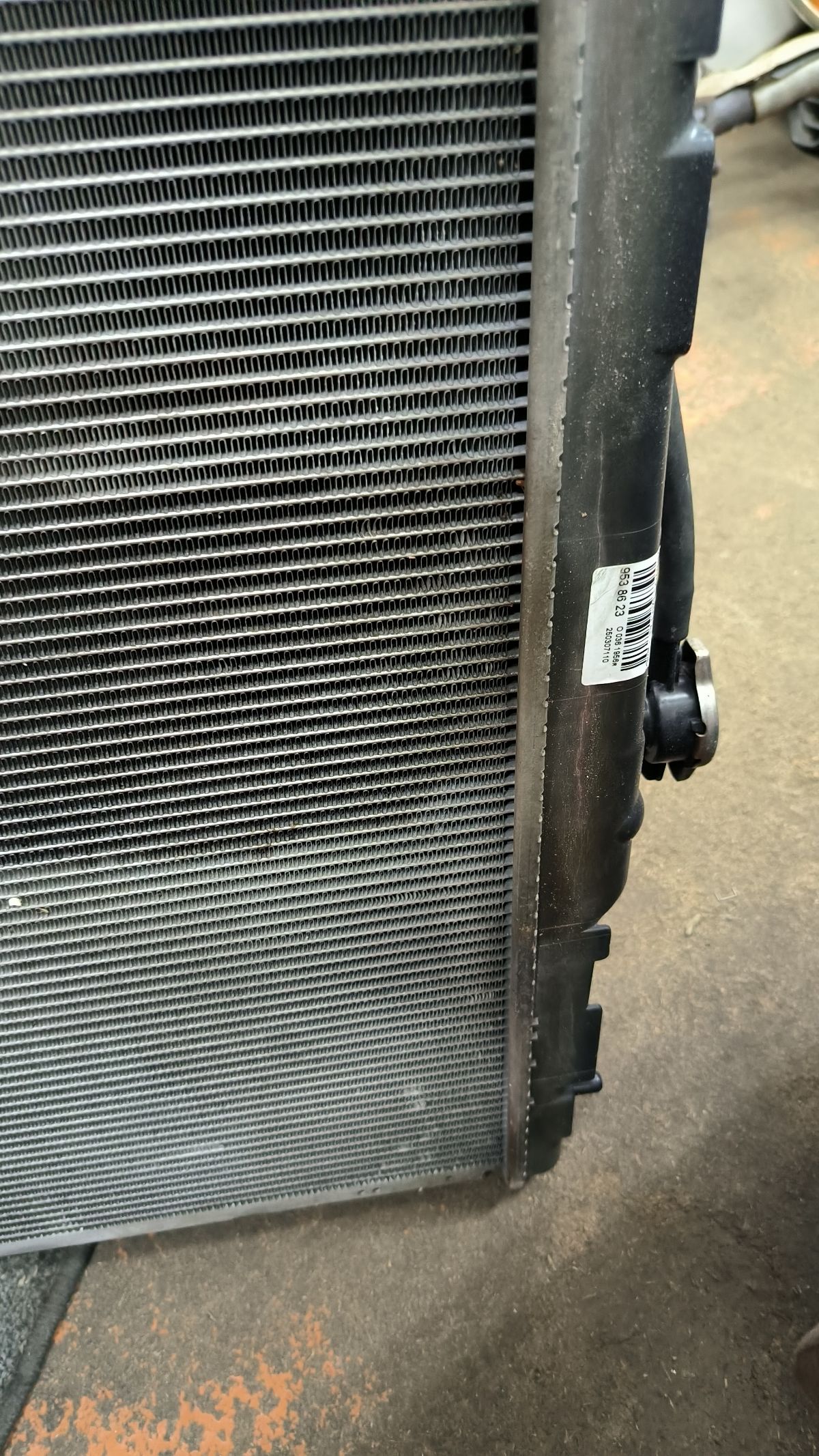 Радиатор ДВС на Toyota Noah ZRR70G 3ZR-FAE Фото 6