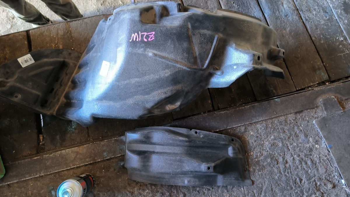 Подкрылок MR488992, MN150112 на Mitsubishi Colt Plus Z23W 4A91 Фото 3